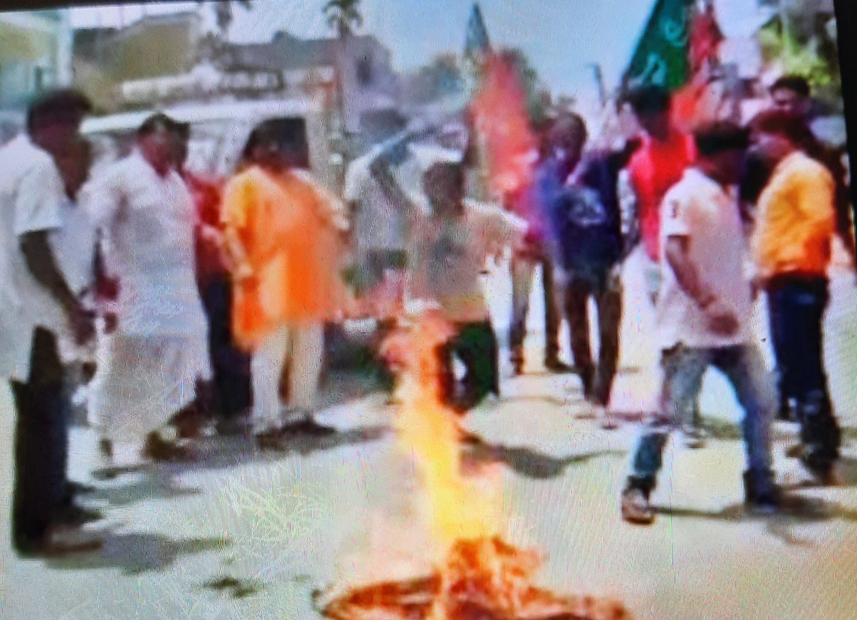 دوسری طرف بی جے پی کے کارکنان نے امیدوار پر جان لیوا حملے کے خلاف زبردست احتجاج کیا اور قومی شاہراہ کی ناکہ بندی کردی