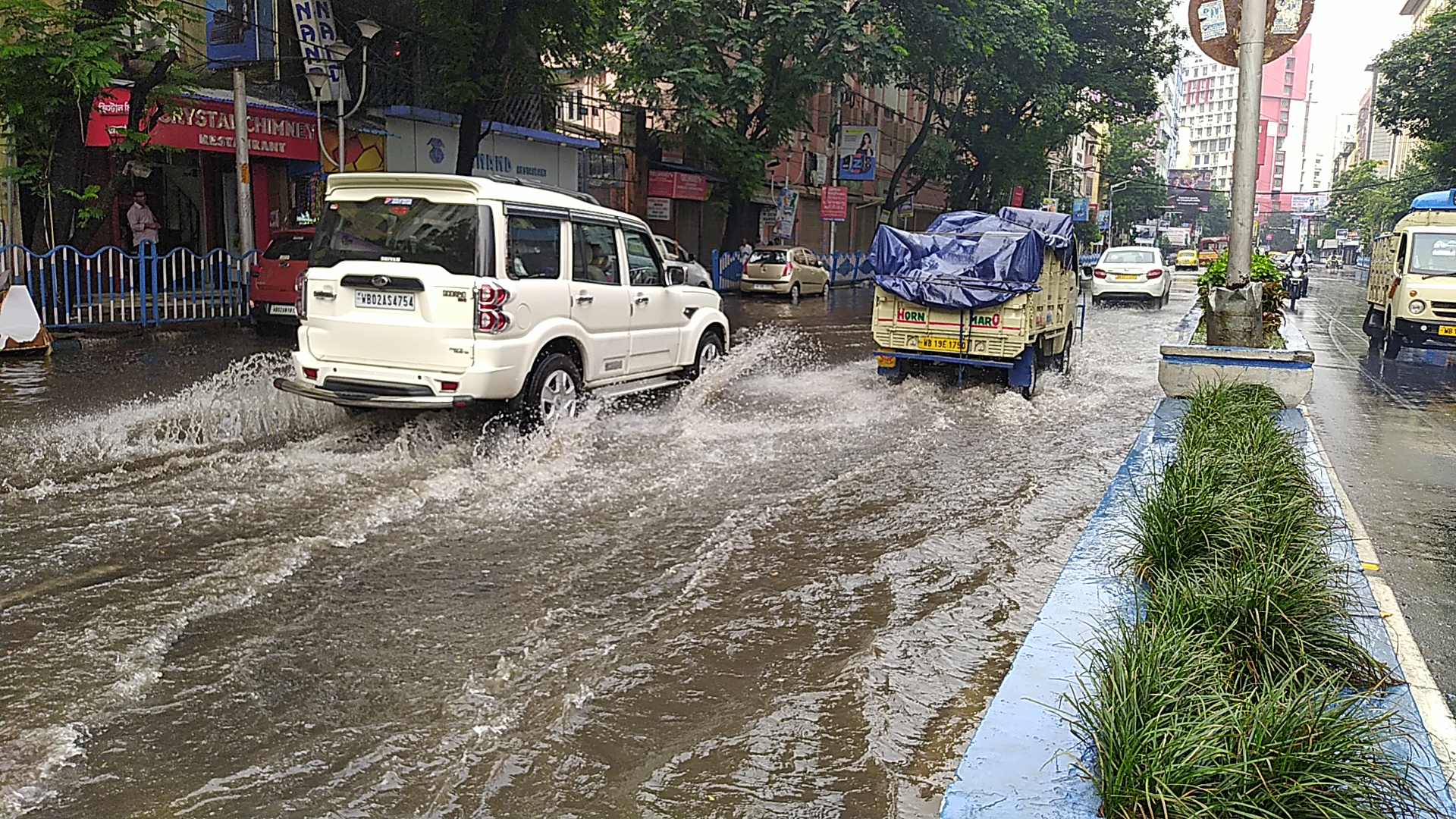 Many places waterlogged due to rain in Kolkata