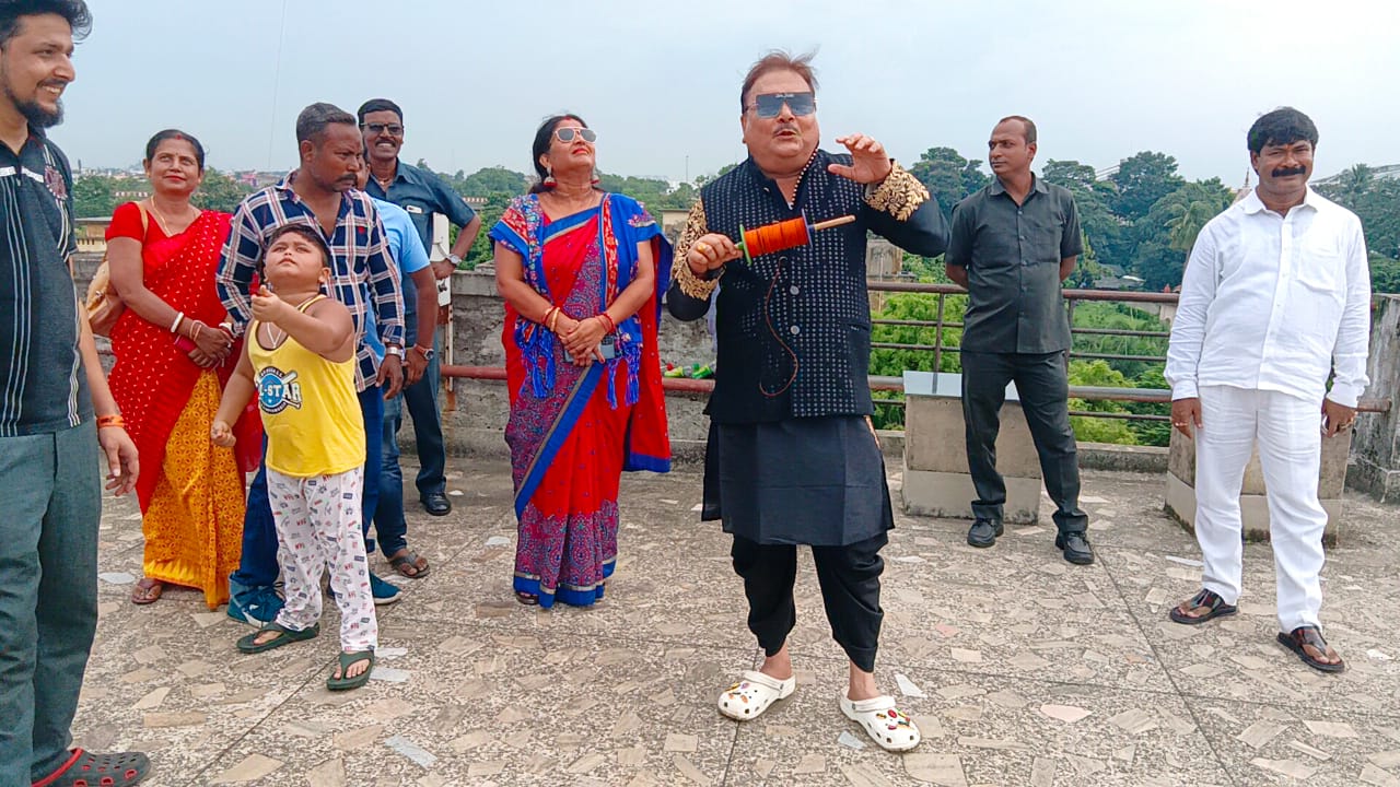 Madan Mitra flies colourful kite to commemorate Vishwakarma Puja