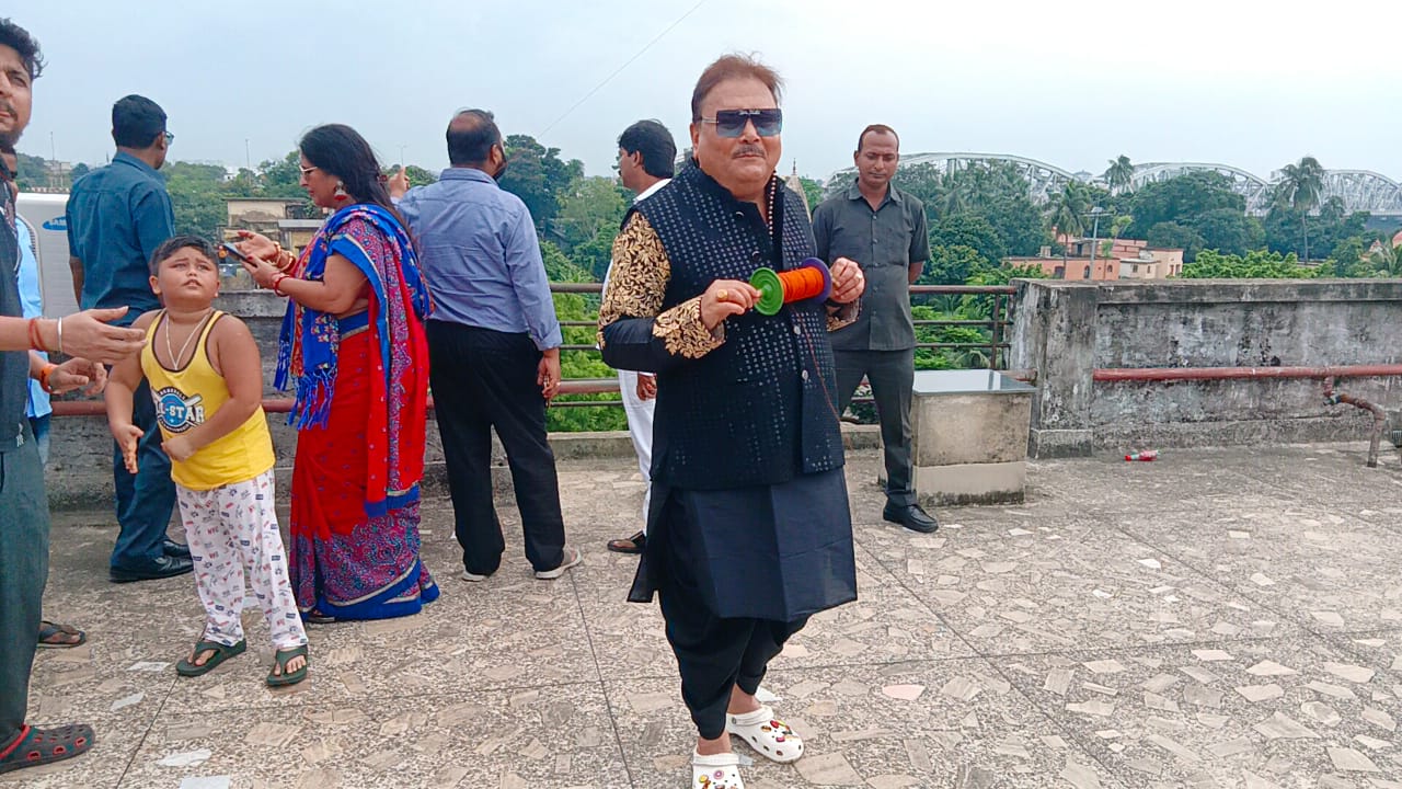 Madan Mitra flies colourful kite to commemorate Vishwakarma Puja