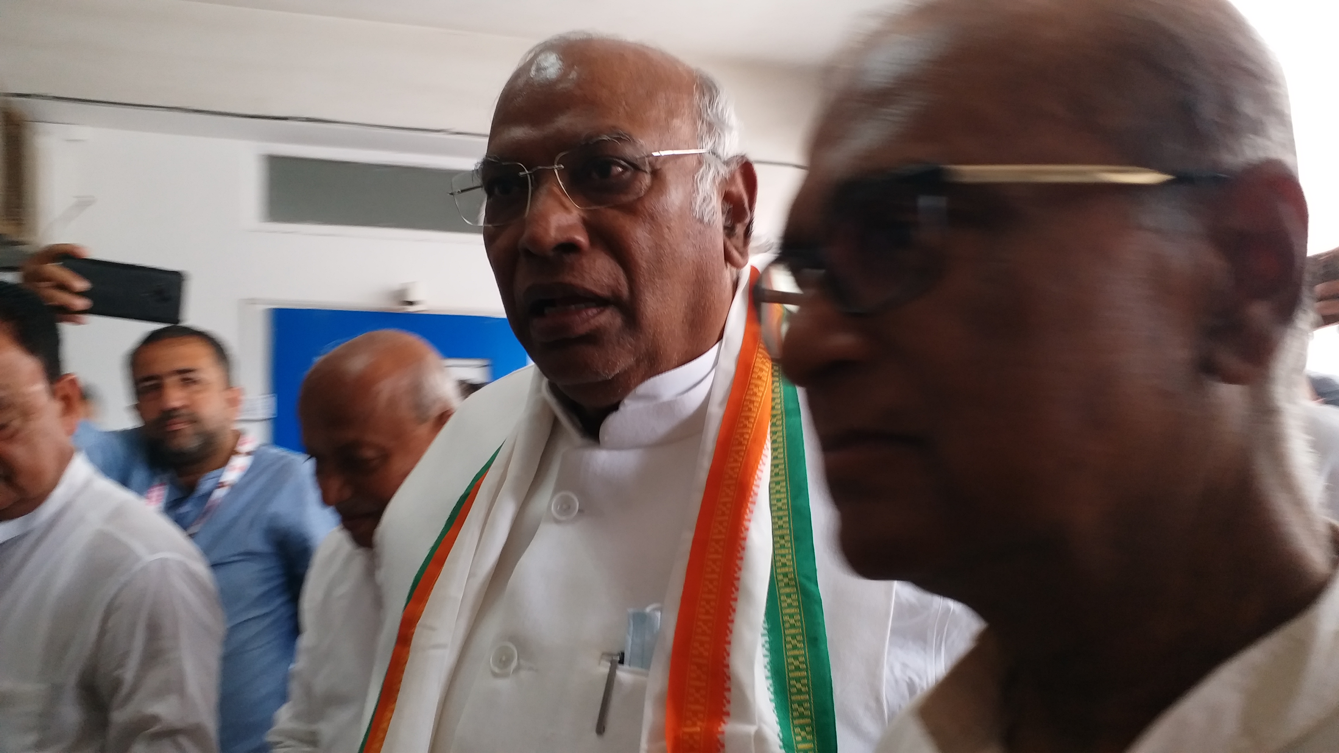 mallikarjun-kharge-at-kolkata-for-congress-president-election-campaign