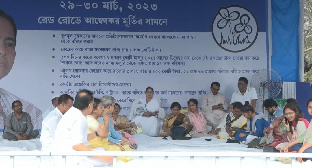 Mamata Banerjee Sings on Dharna Dais