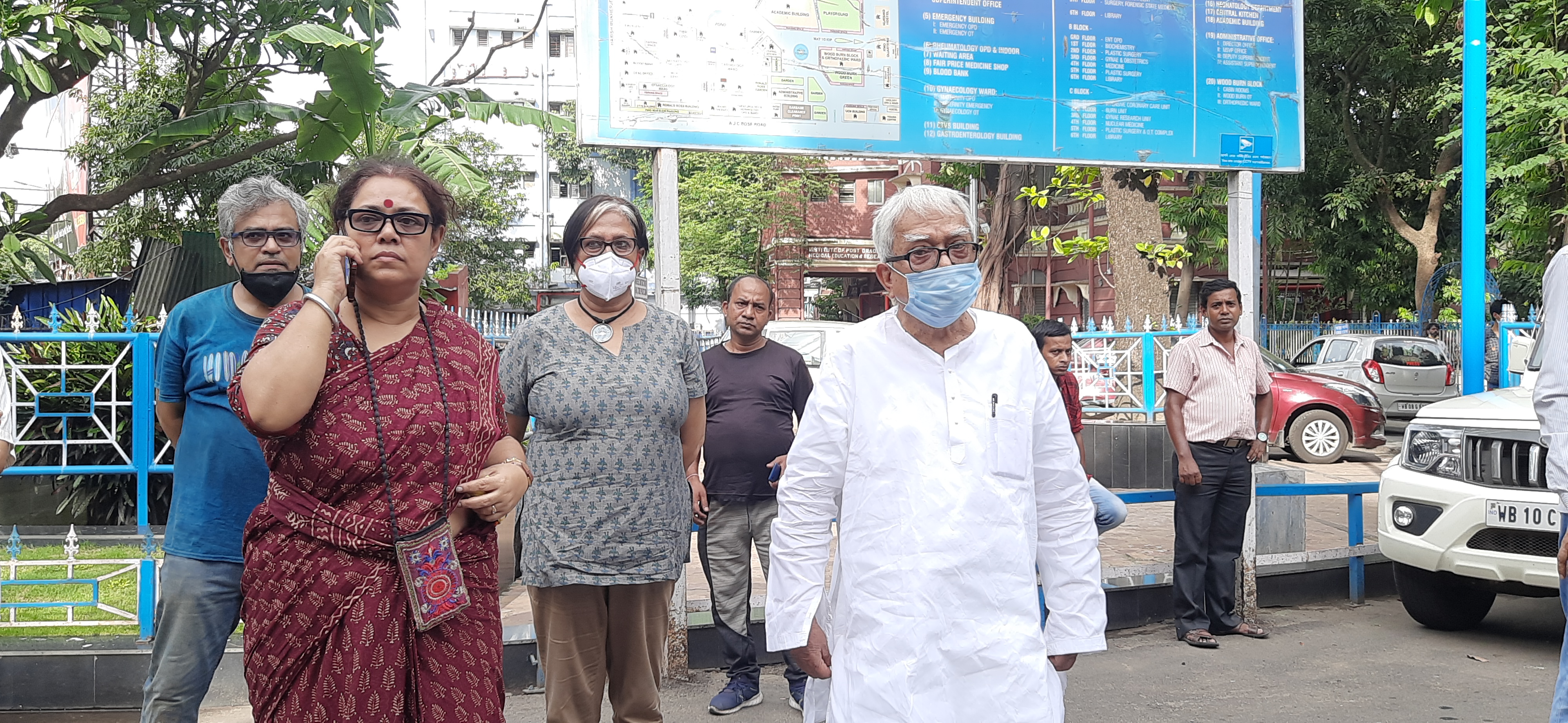 Different Political leaders seen at funeral of Tarun Majumdar