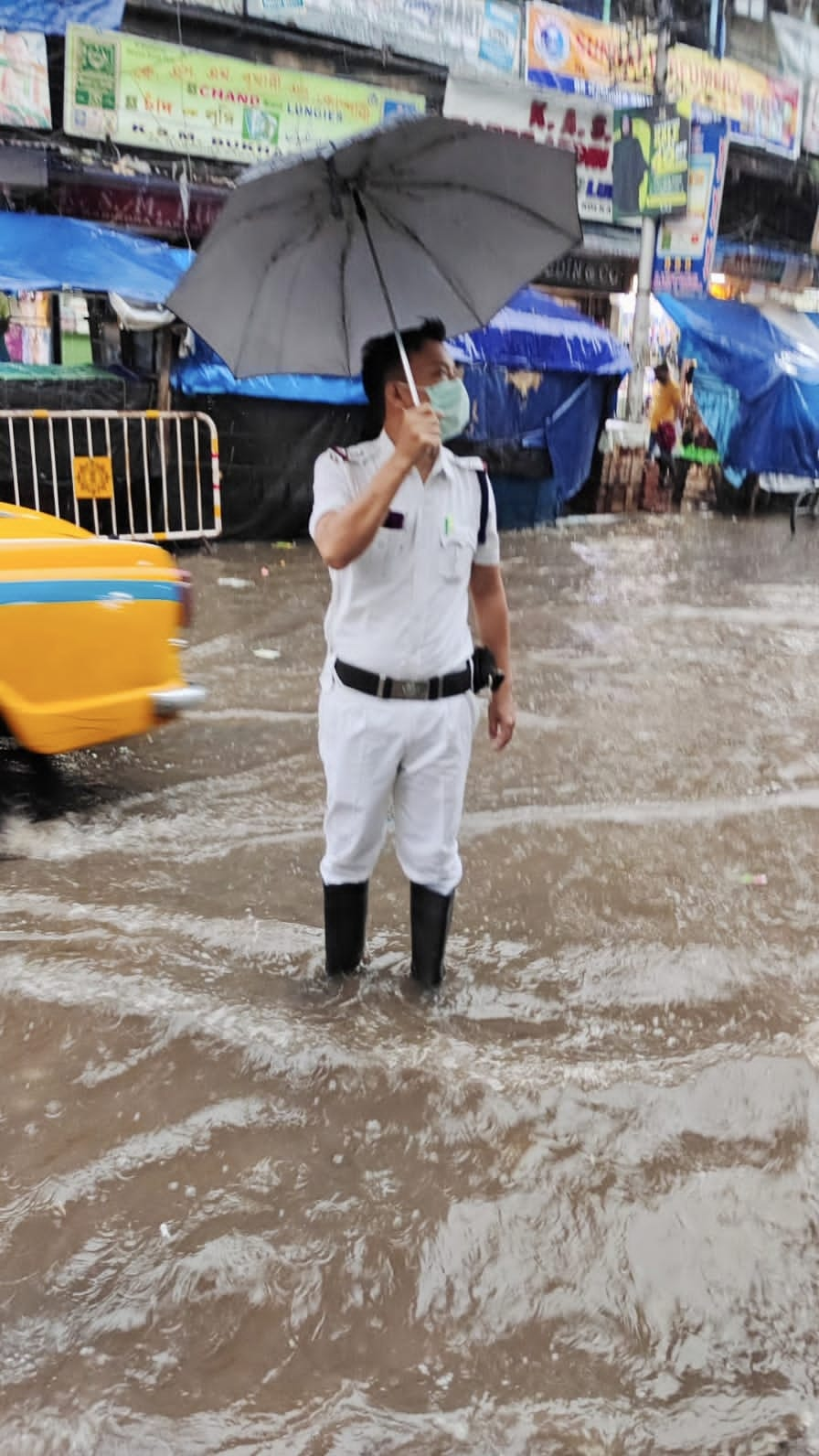 traffic problem in kolkata due to heavy rain