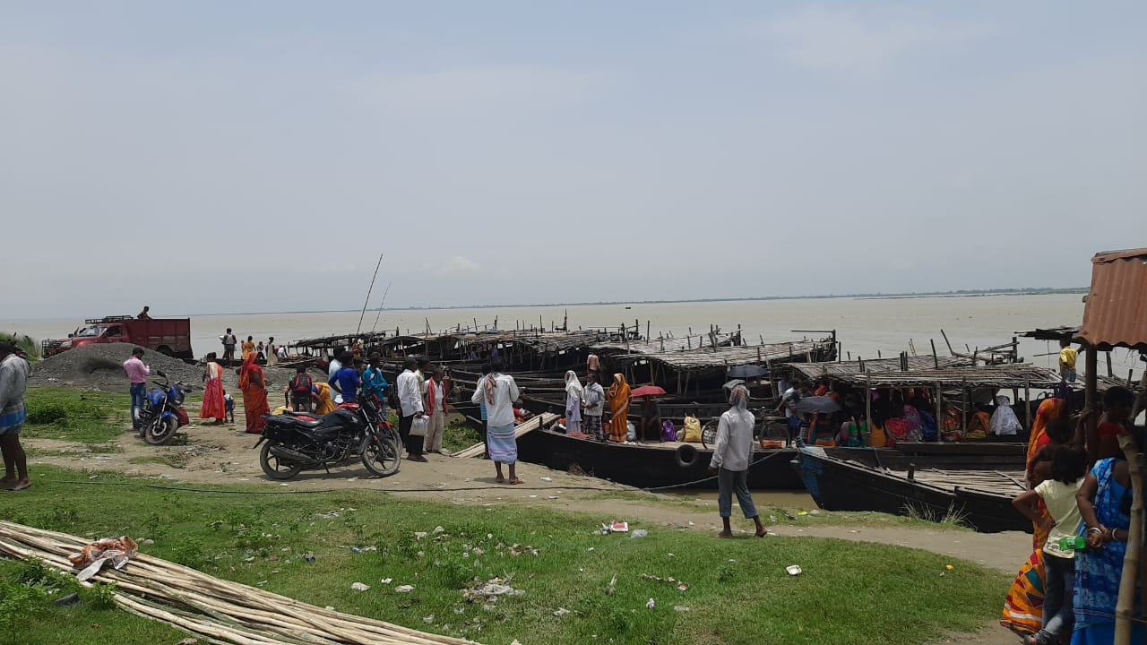 malda boatmen stopped ferry service due to jharkhand police harassment