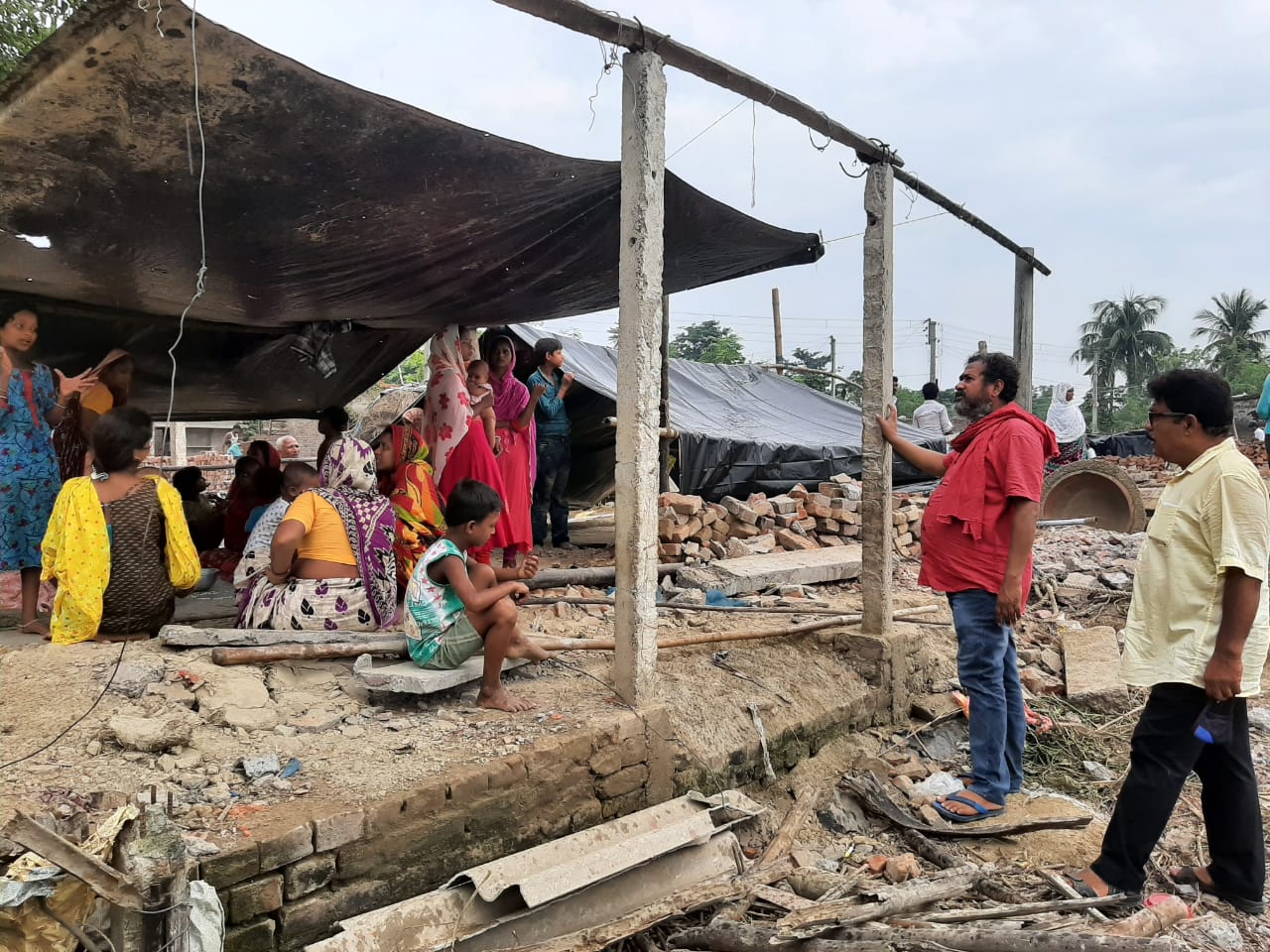 গৃহহীন মানুষেরা ত্রিপলের তলায় আশ্রয় নিয়েছে