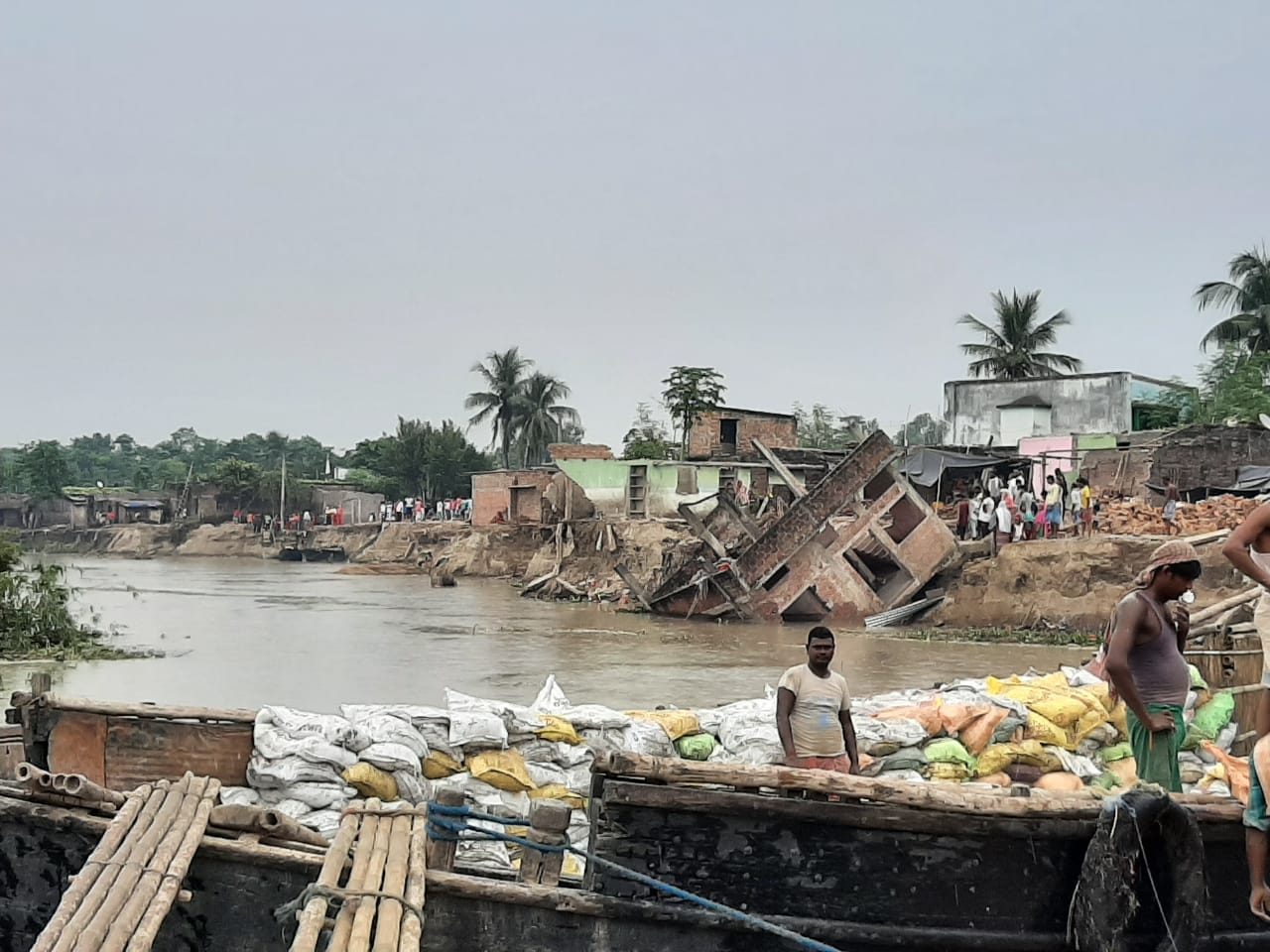 গঙ্গার গ্রাসে পাকা বাড়ি