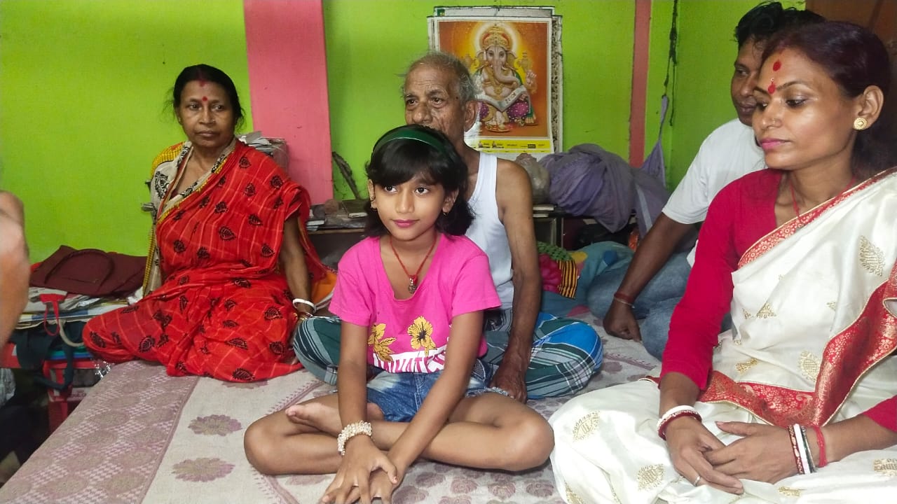 8-year-old Malda girl cycles her way to meet CM Mamata Banerjee