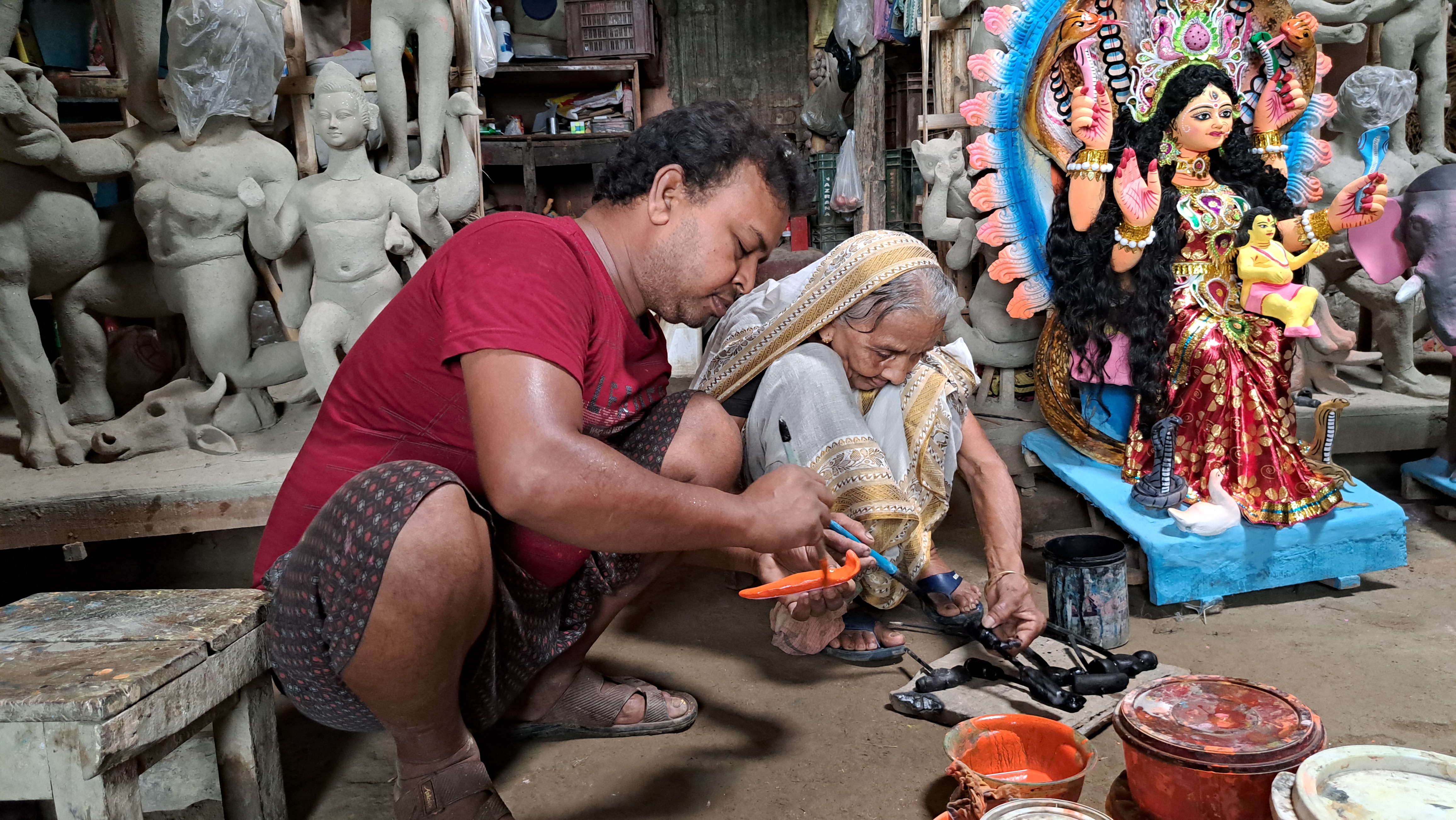 90-year-old woman makes Durga idol to help her son in Malda