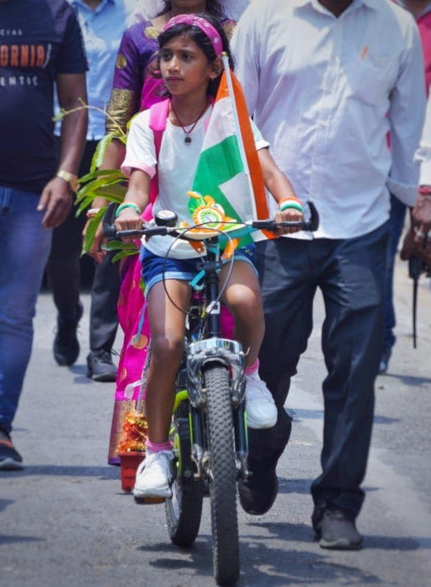 8 year old Malda Girl meets Mamata Banerjee