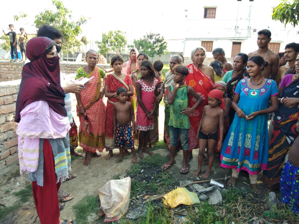 পেট চালাতে মালদায় ভিক্ষার বাটি হাতে সাত থেকে সত্তরের মহিলারা