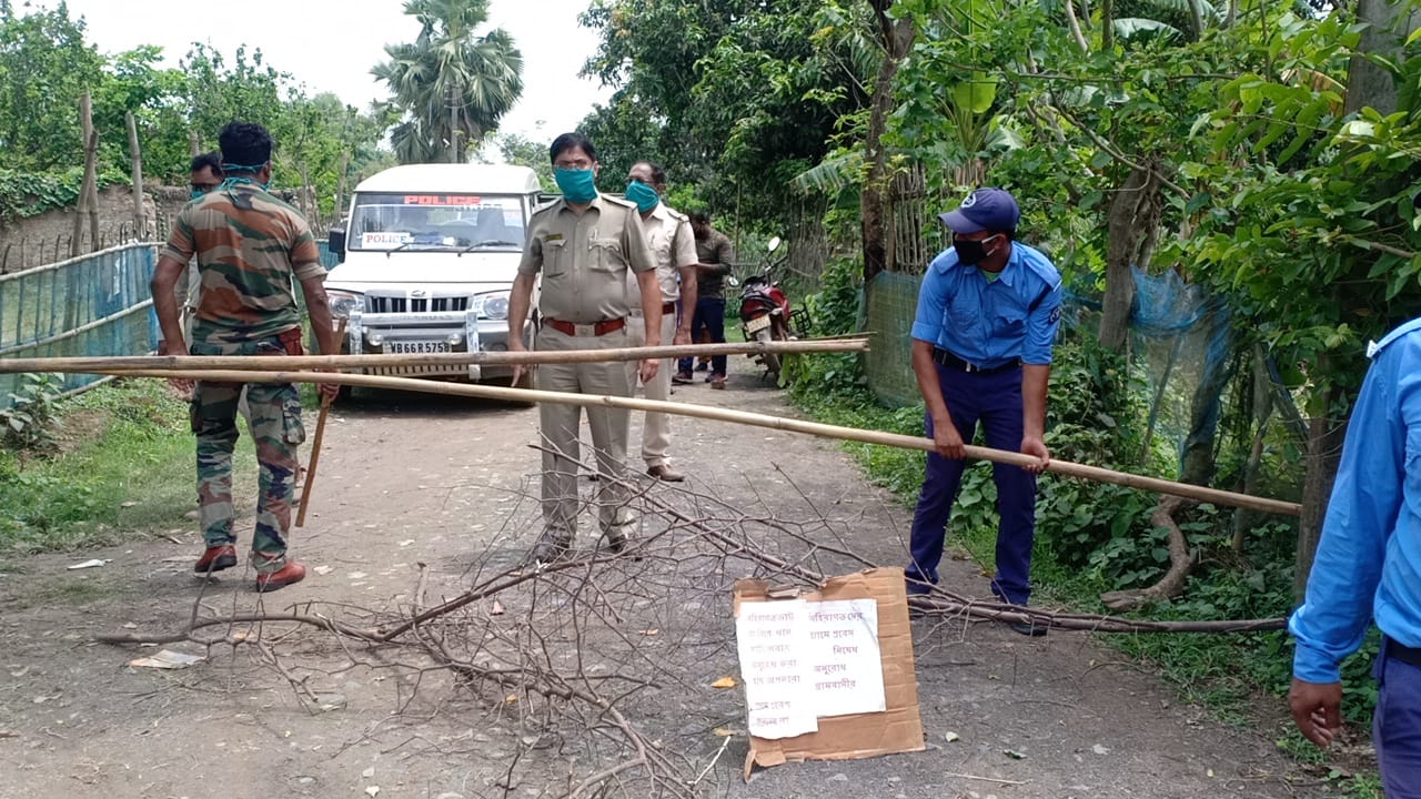 ব্যারিকেড সরাচ্ছে পুলিশ