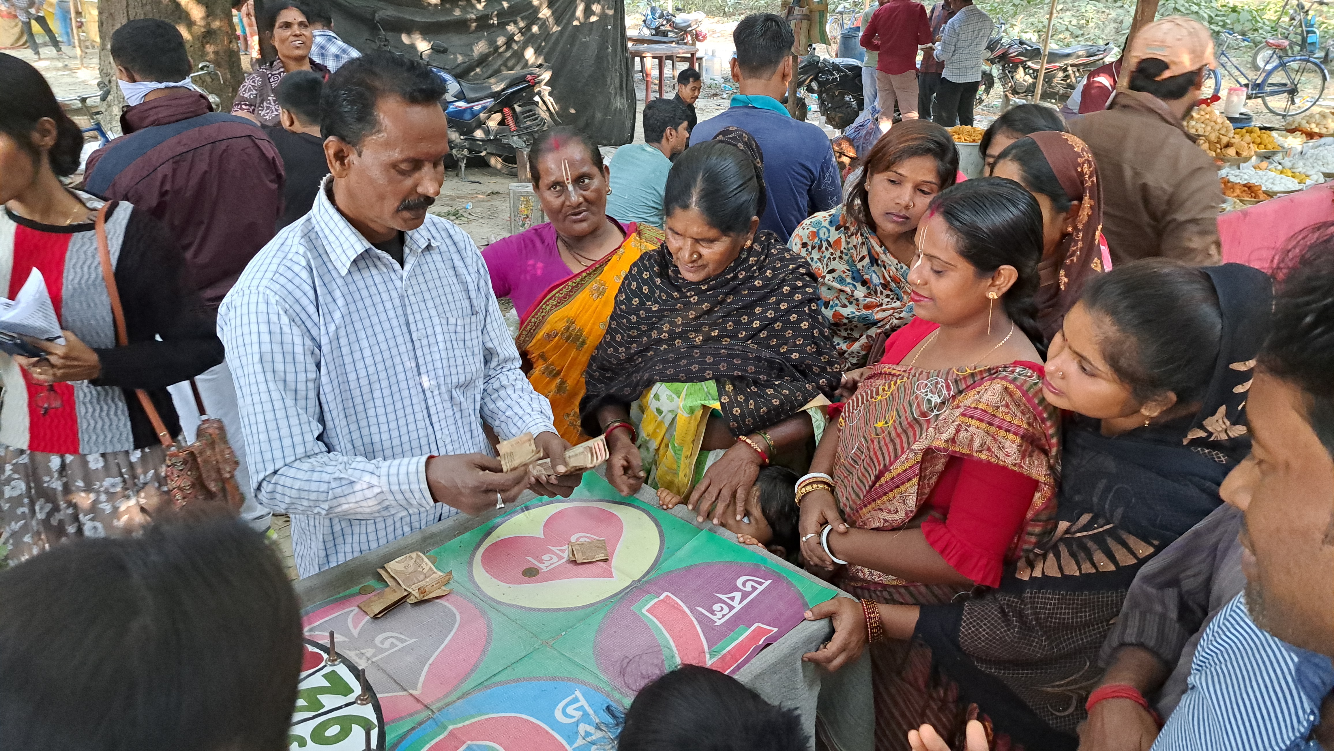 A story of a festival where children walk into the fair ground with their parents to gamble