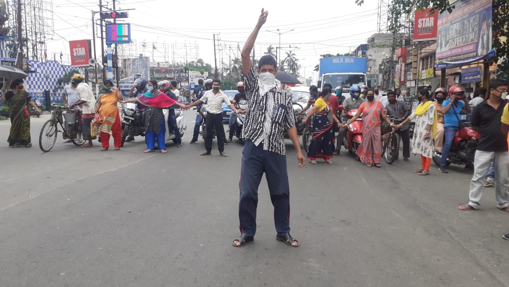 Protests over lack of power & water in several parts of Calcutta