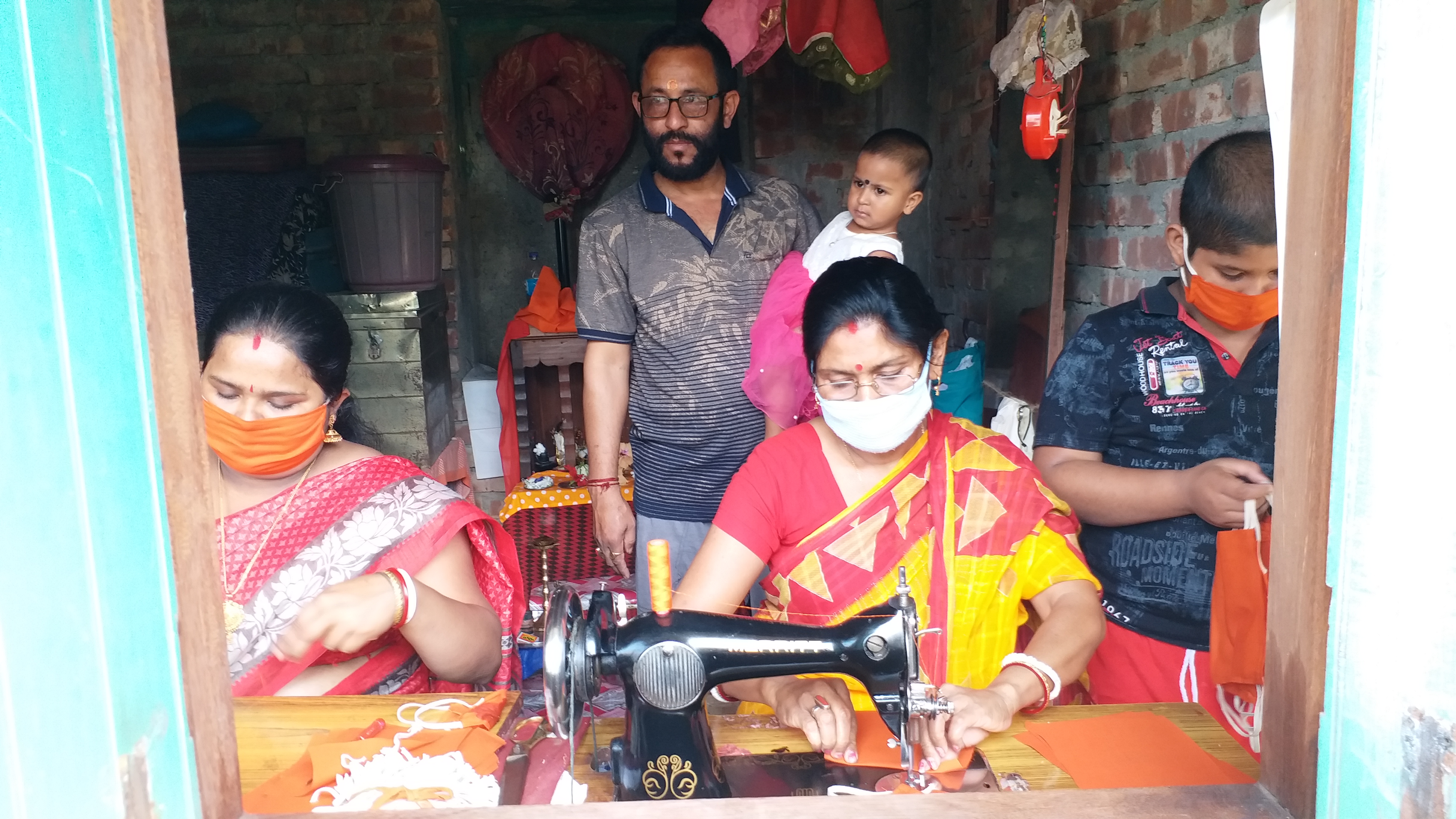 মাস্ক তৈরির কাজে ব্যস্ত রেখা লাহিড়ি ও প্রার্থনা দত্ত