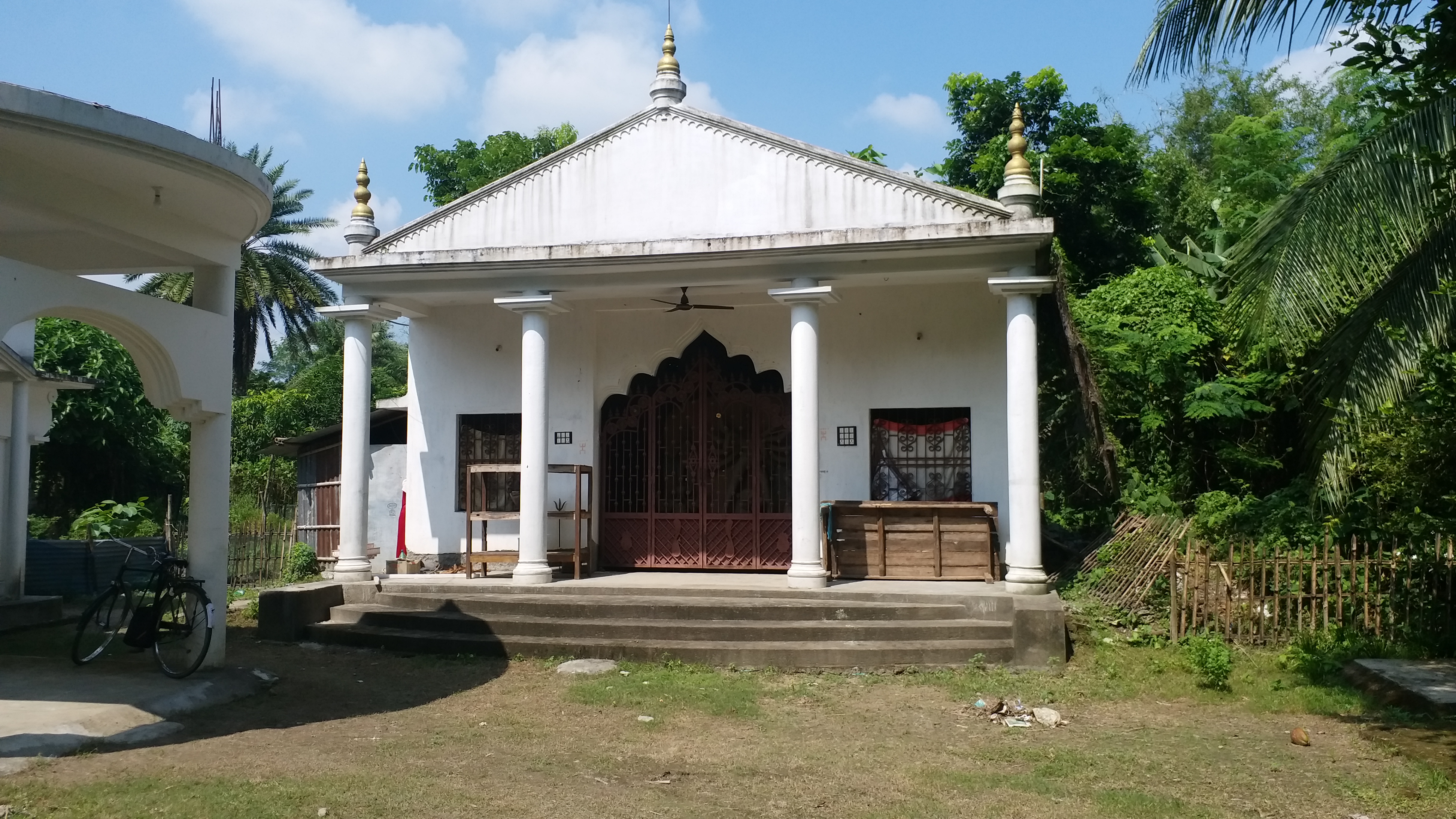 নতুন তৈরি এই মন্দিরেই এখন হয় পুজো