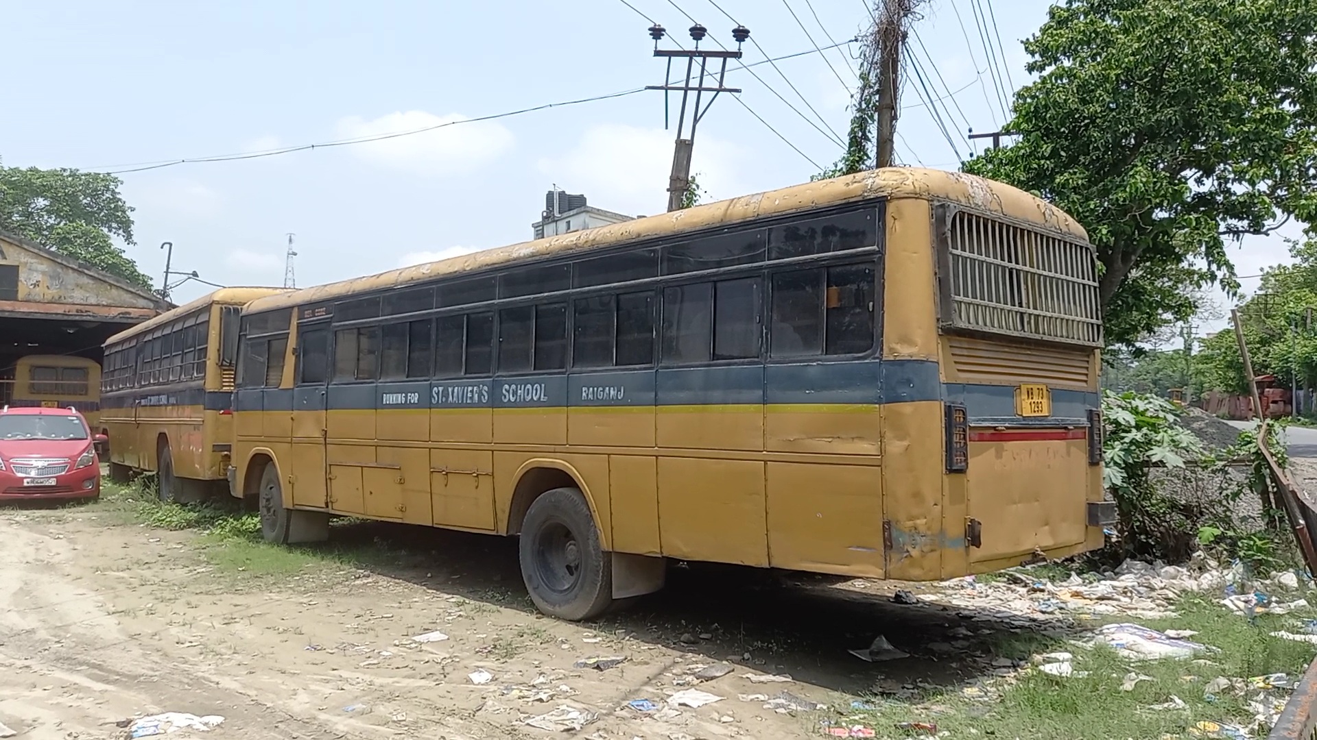 করোনায় স্কুল বন্ধে পড়ে নষ্ট বাস