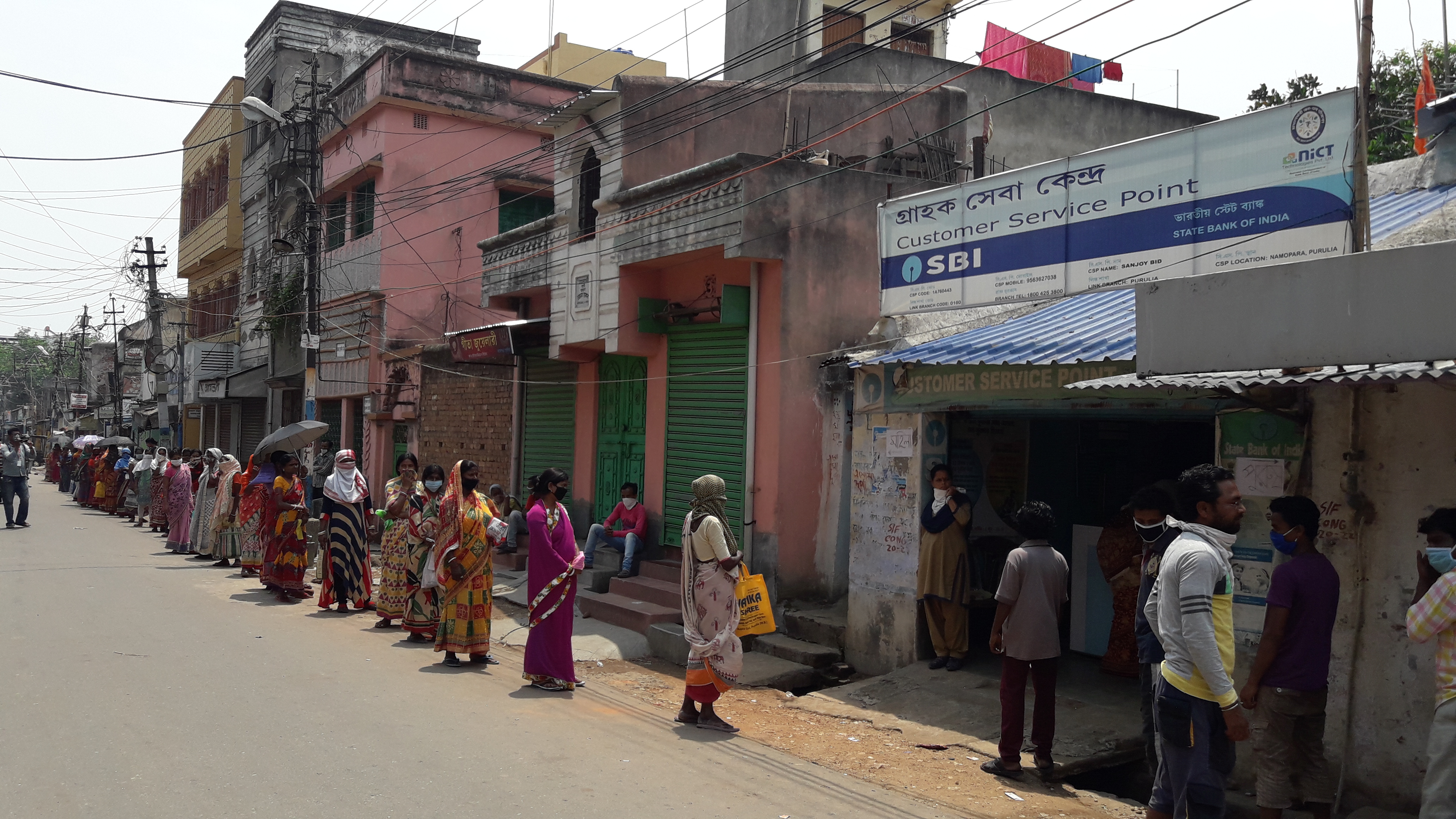 hundreds of people stood in que to get 500 rupees from jan dhan yojna in purulia