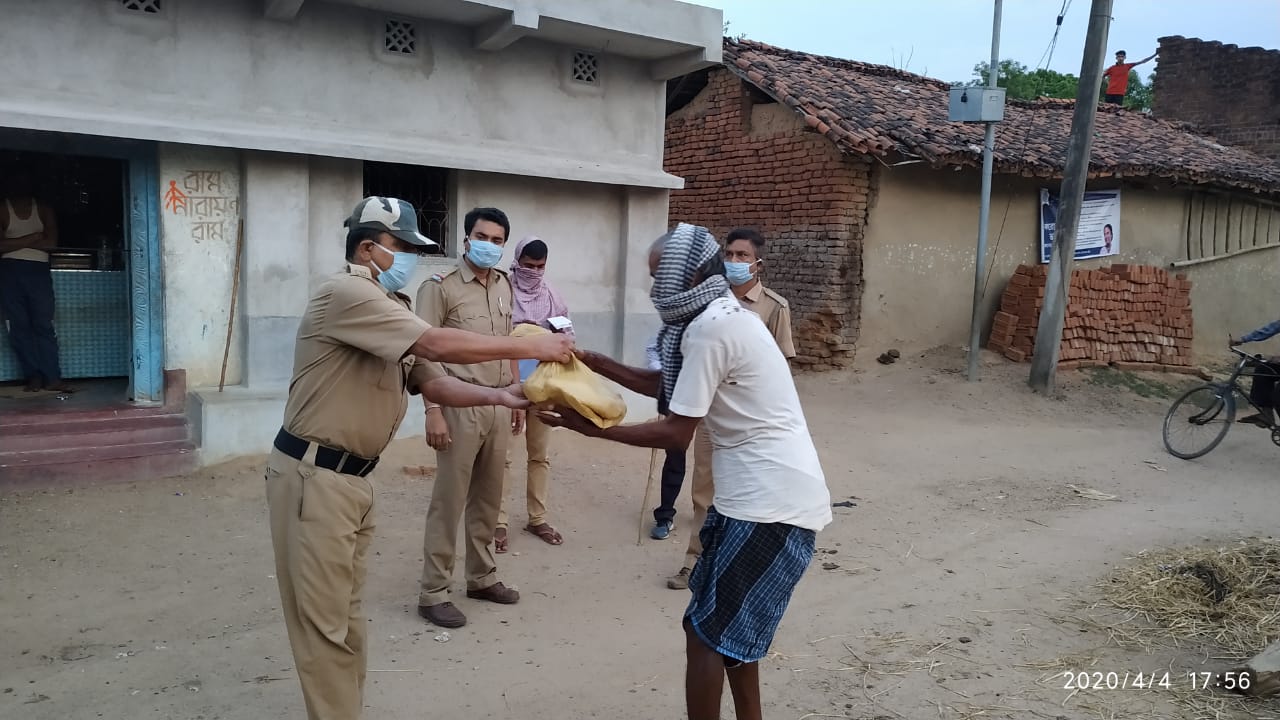 purulia police are giving blood for thalasemia patients