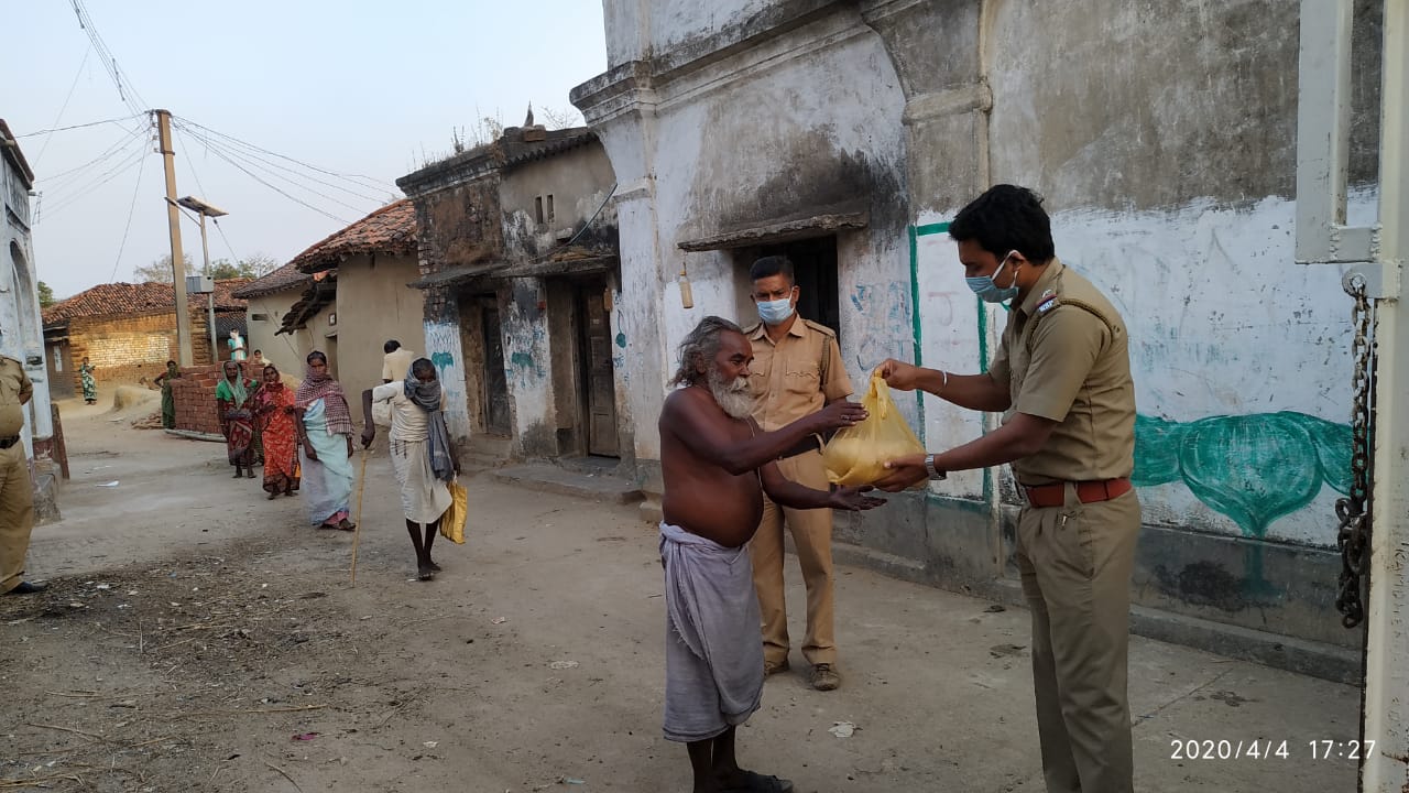 purulia police are giving blood for thalasemia patients