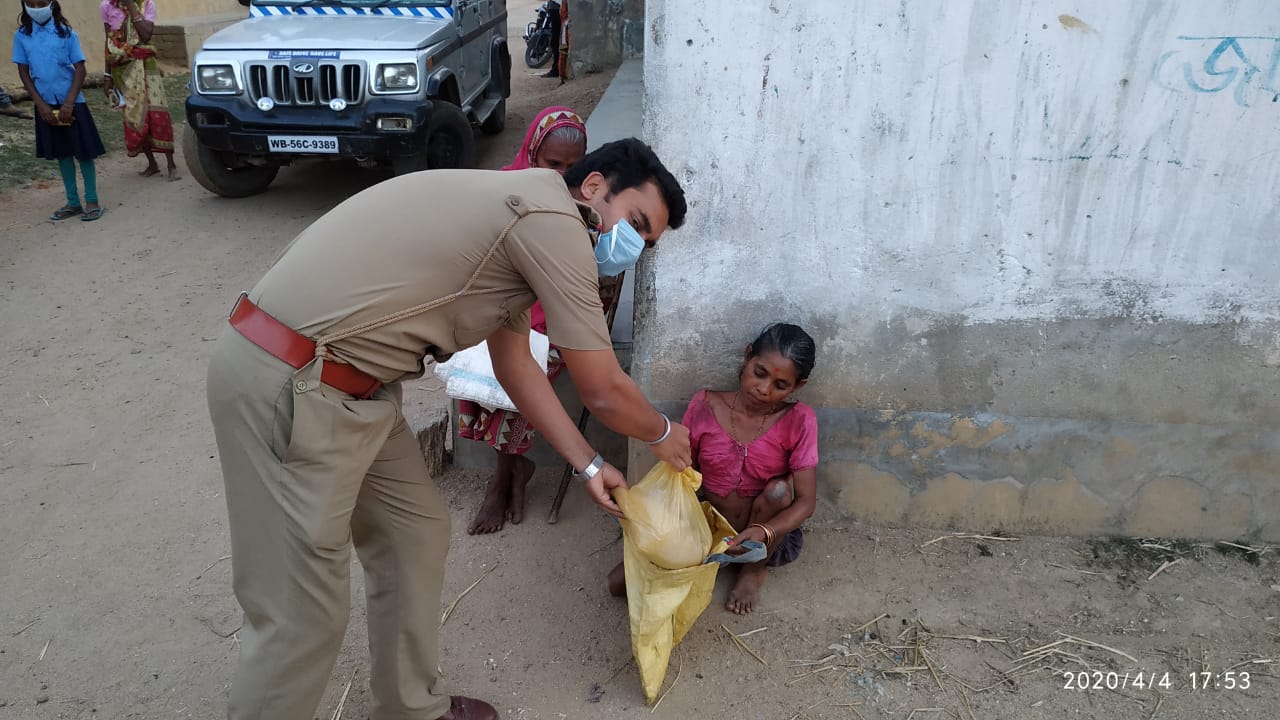 purulia police are giving blood for thalasemia patients