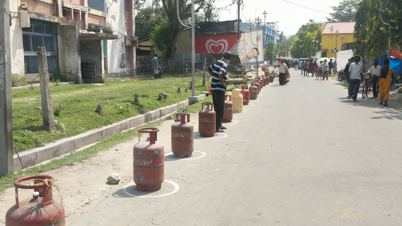 Overnight crowd on Ujjwala Yojana gas