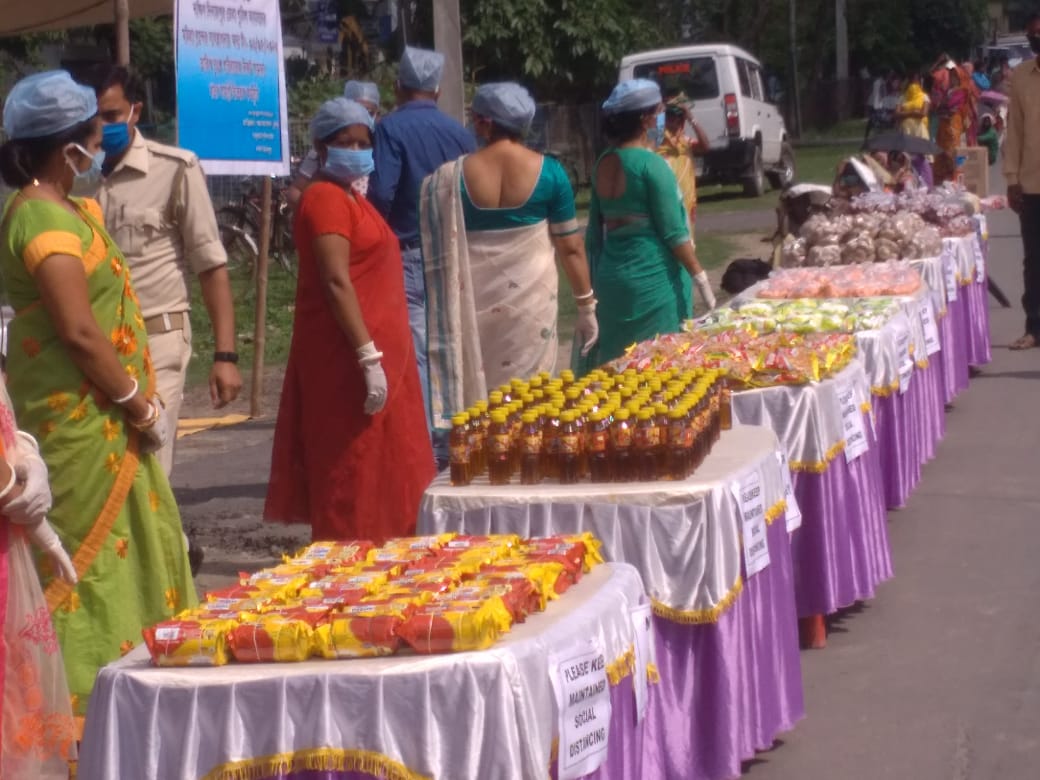 wife of police personnel distributed food items