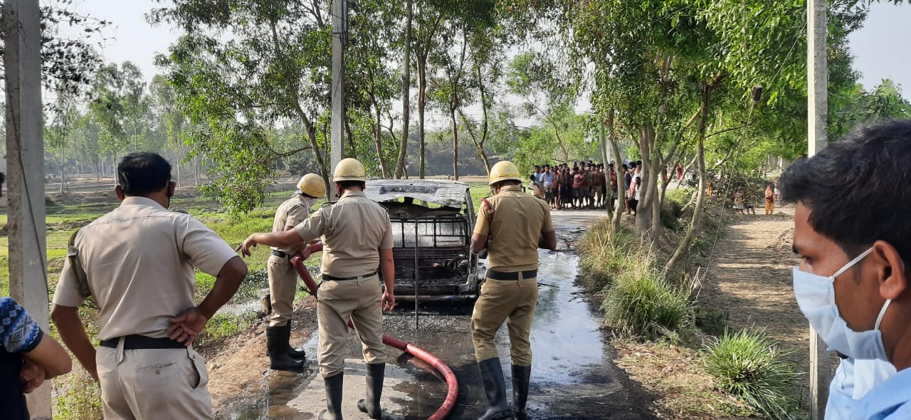 আগুন নেভানোর কাজে ব্যস্ত দমকল কর্মীরা