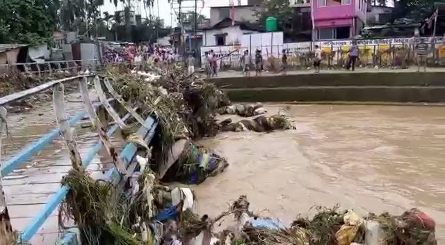 সেতুতে জমে গিয়েছে নোংরা আবর্জনা