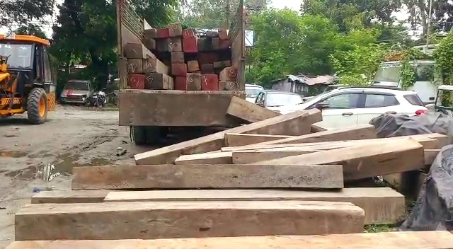 Siliguri police recovered 560 CFT teak wood worth 40 lakhs, arrested one man