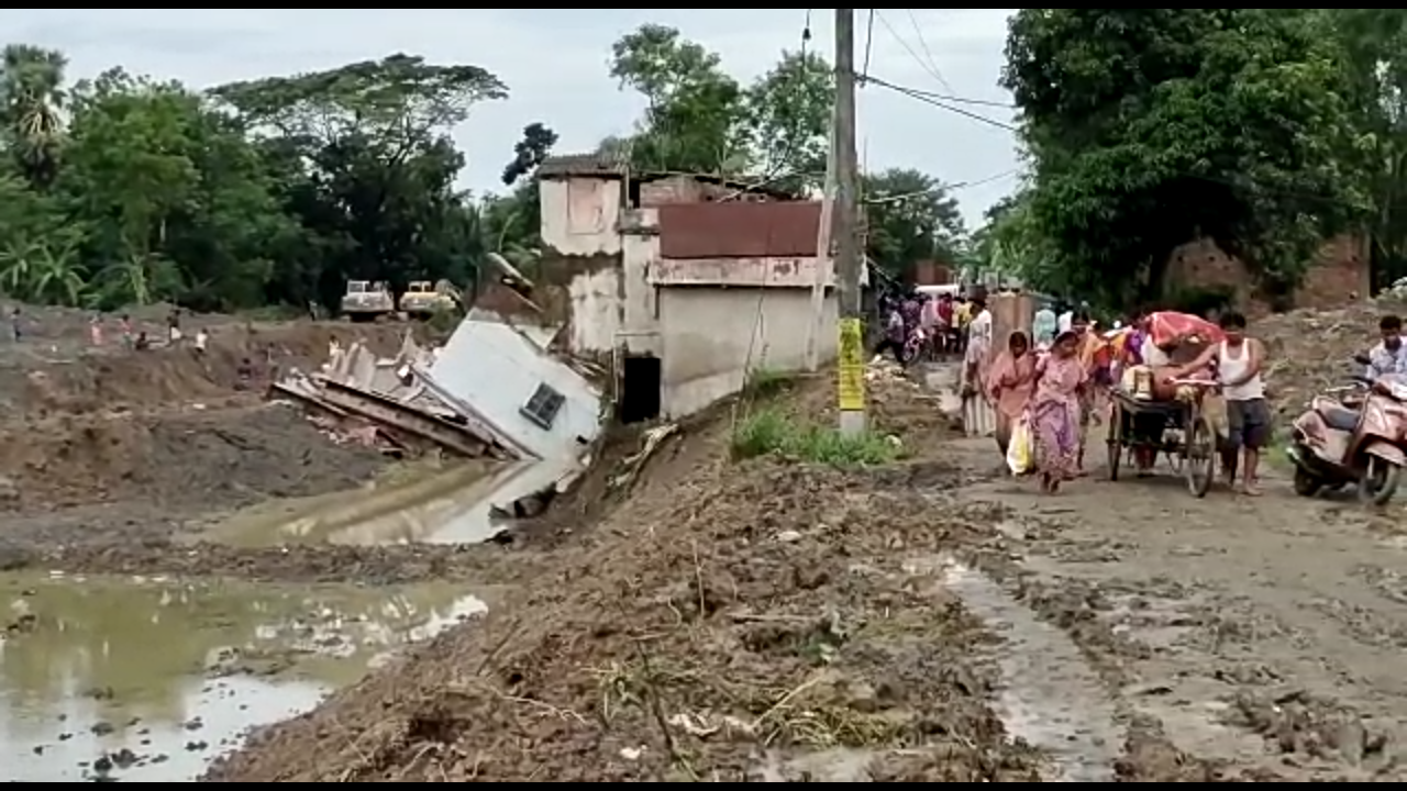 house collapsed in Daspur