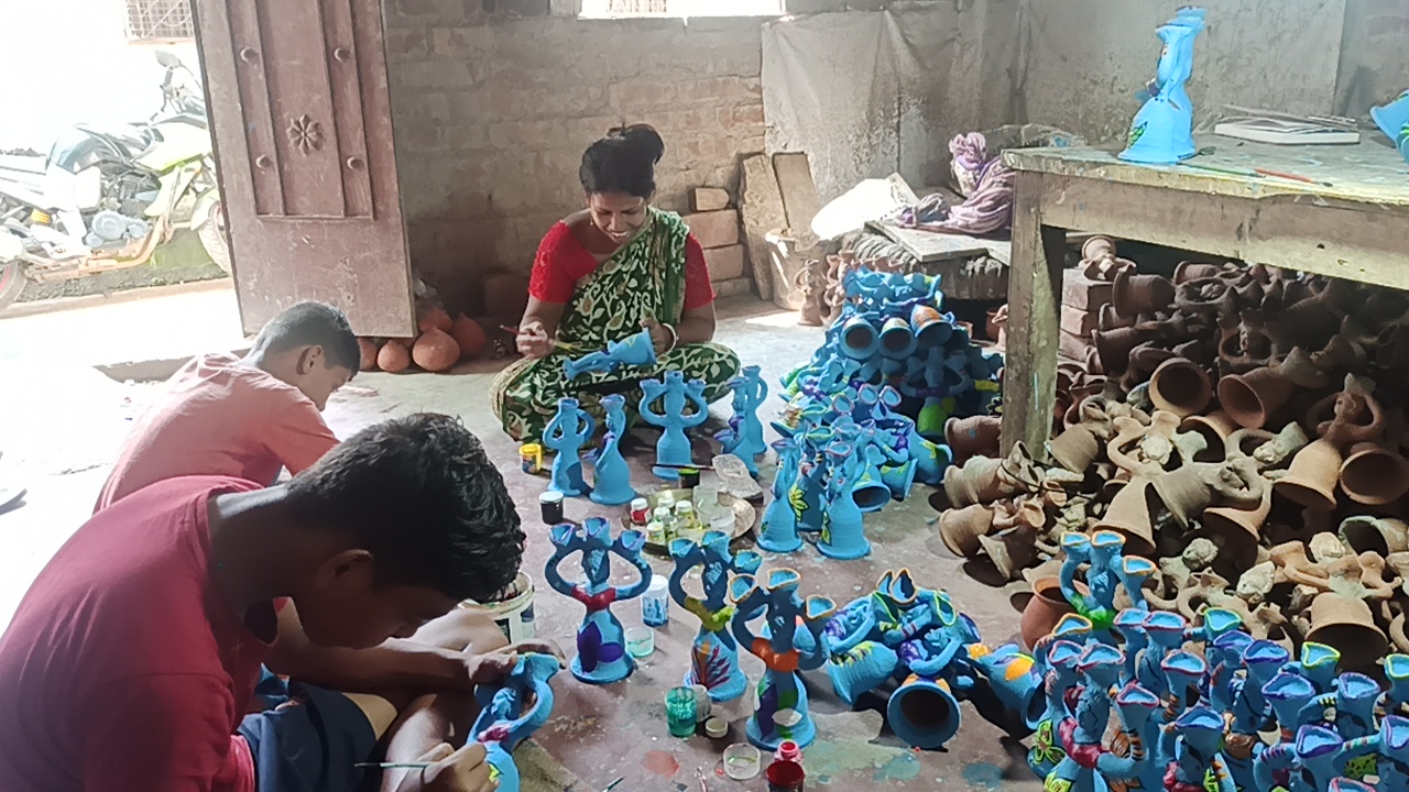 Artisans busy in making Diwali dolls before Deepabali 2022
