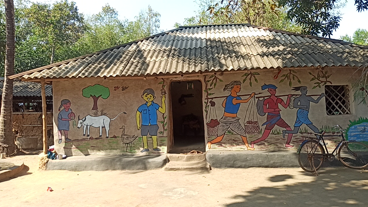 Painting On Mud House Walls in a village of Jhargram can improve livelihood of local people