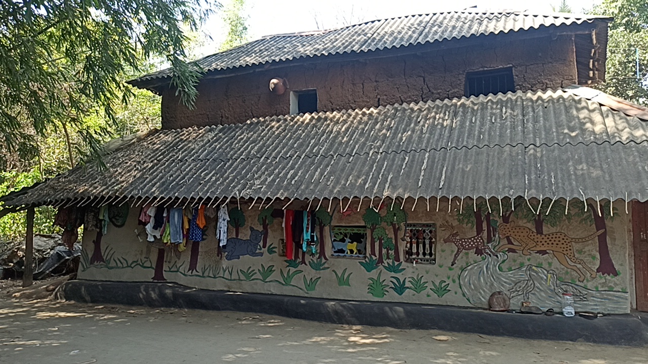 Painting On Mud House Walls in a village of Jhargram can improve livelihood of local people