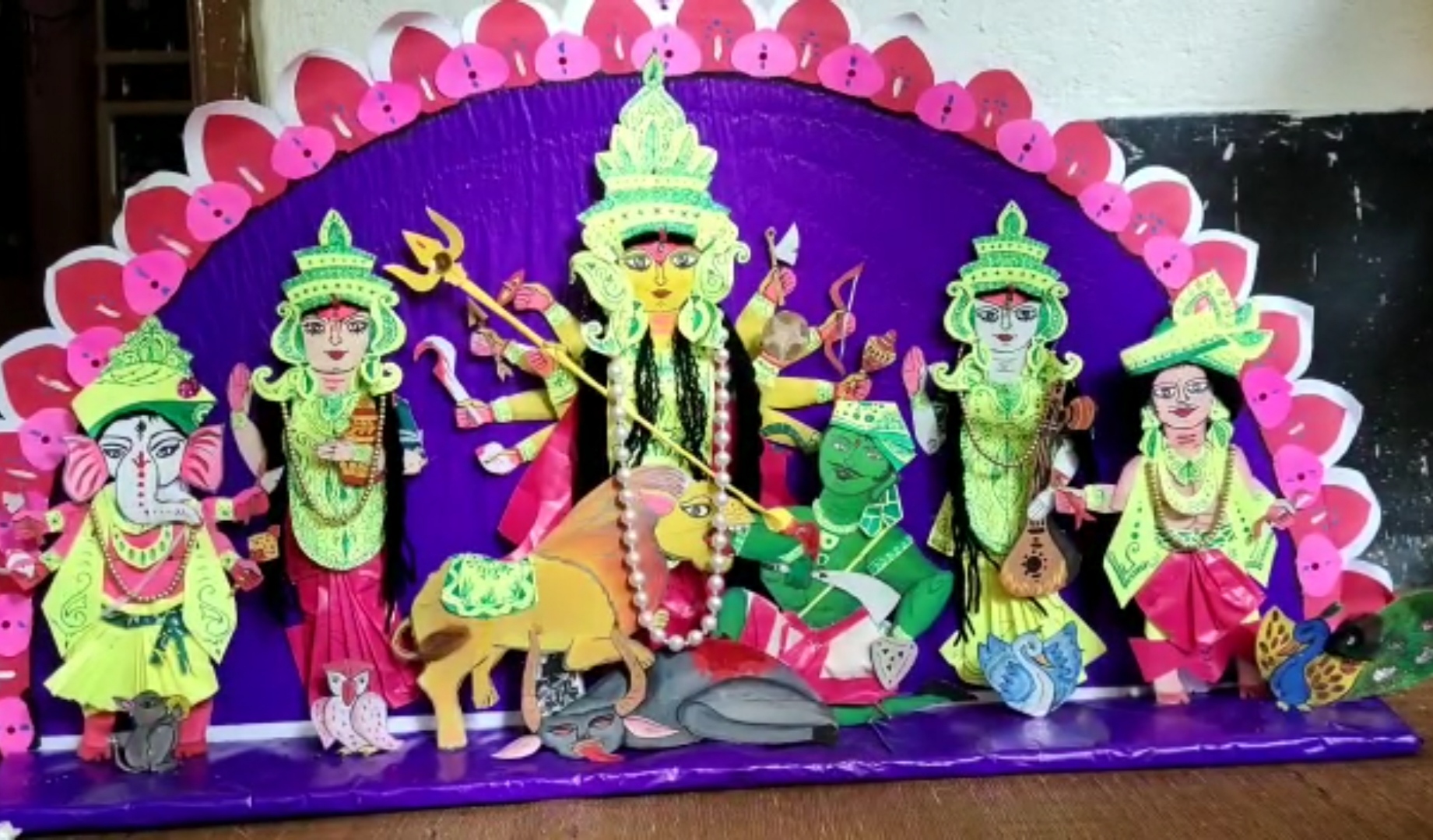 14 years old boy made paper durga as his family members not vaccinated yet
