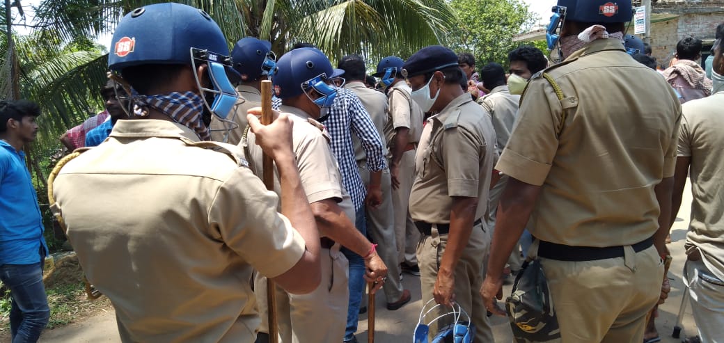 মহিষাদলে মদের দোকানে ব্যাপক ভাঙচুর মহিলাদের