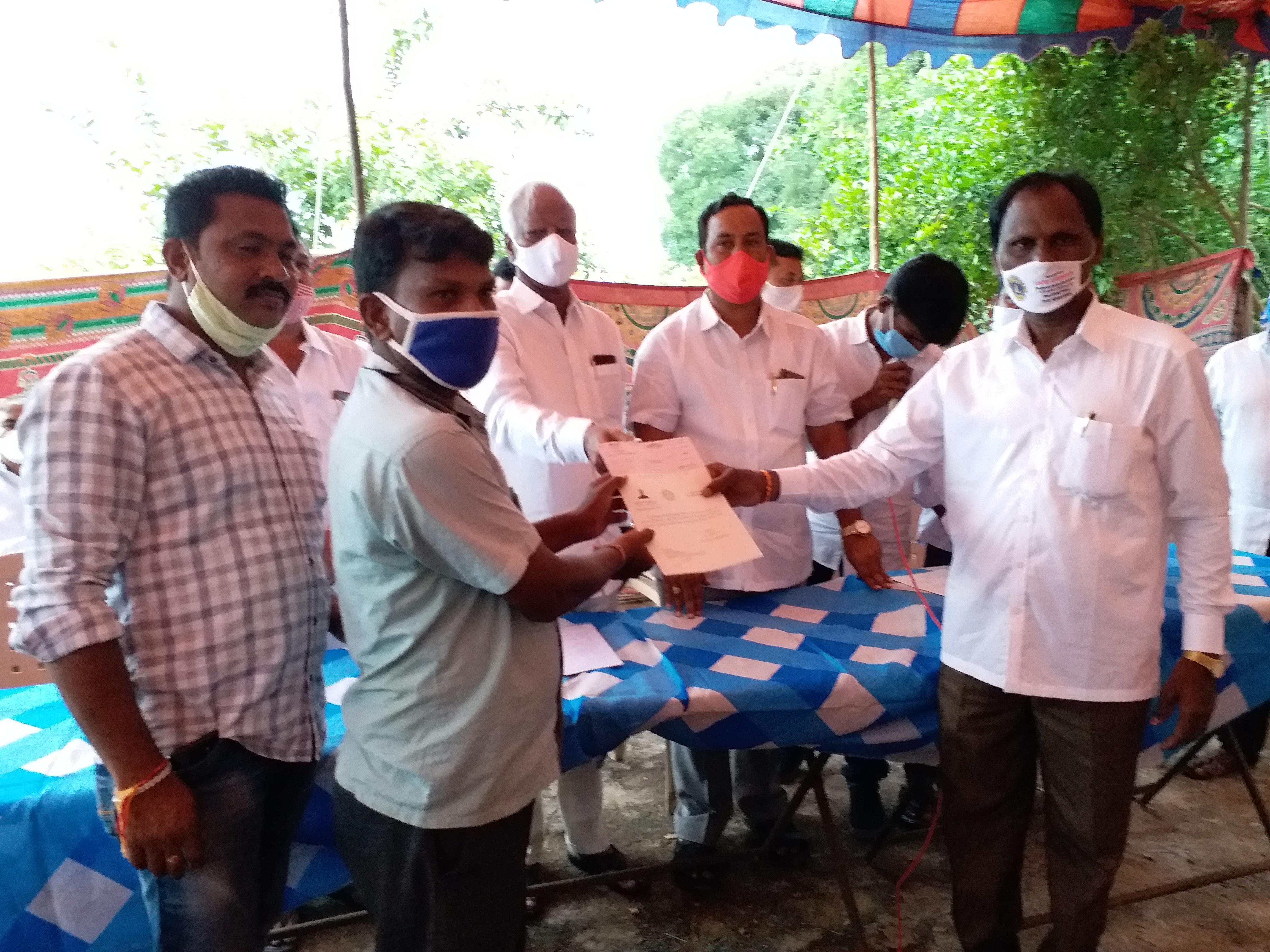 mlc kadiyam srihari distributed cheques in stasionganpur