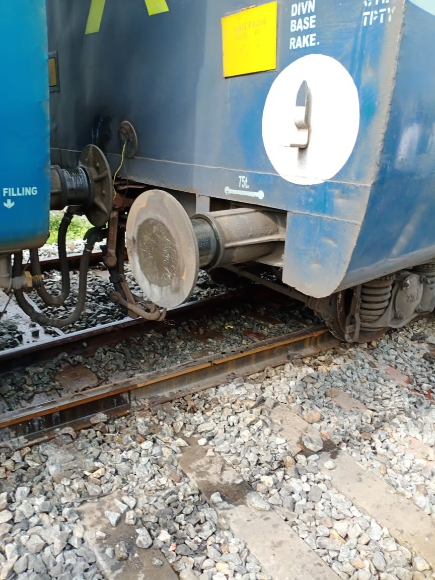 Train derails at railway Koduru