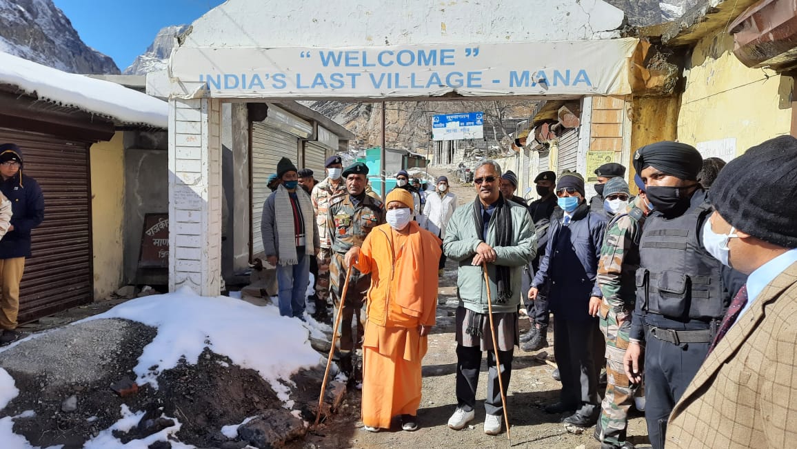 माणा गांव में जवानों से मिले सीएम त्रिवेंद्र और योगी.