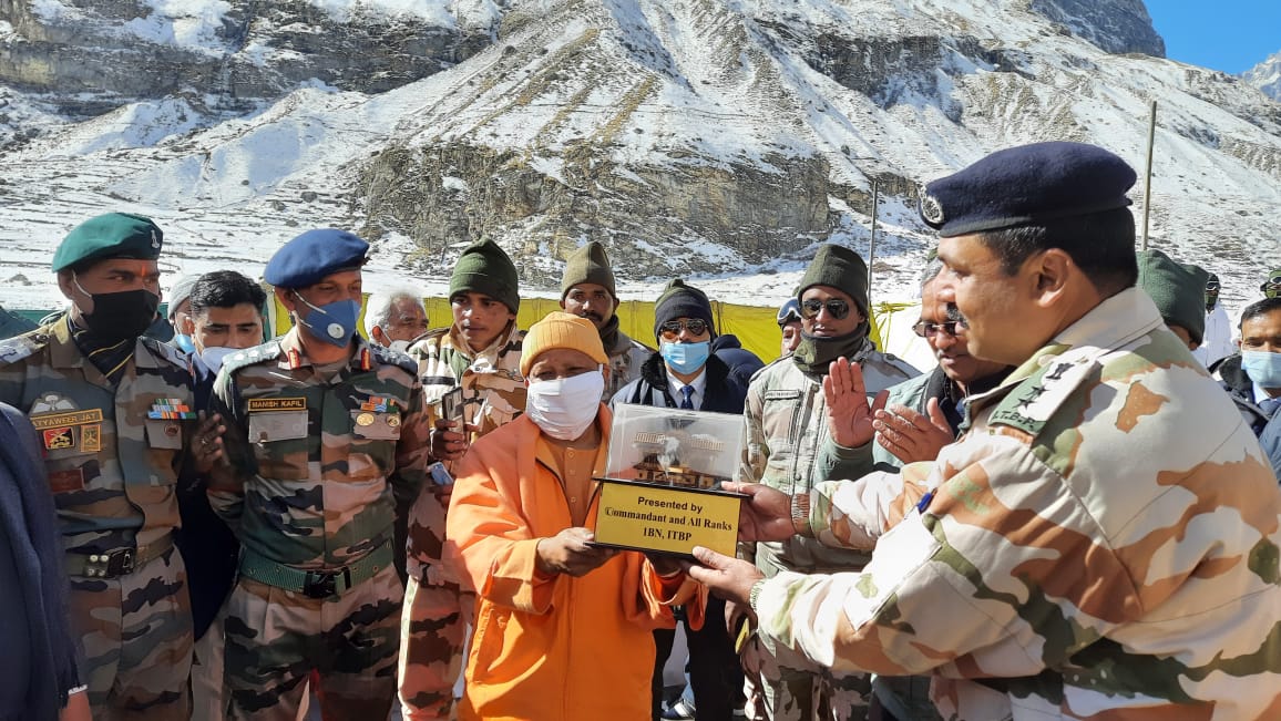 सीएम योगी आदित्यनाथ को भेंट देते जवान.