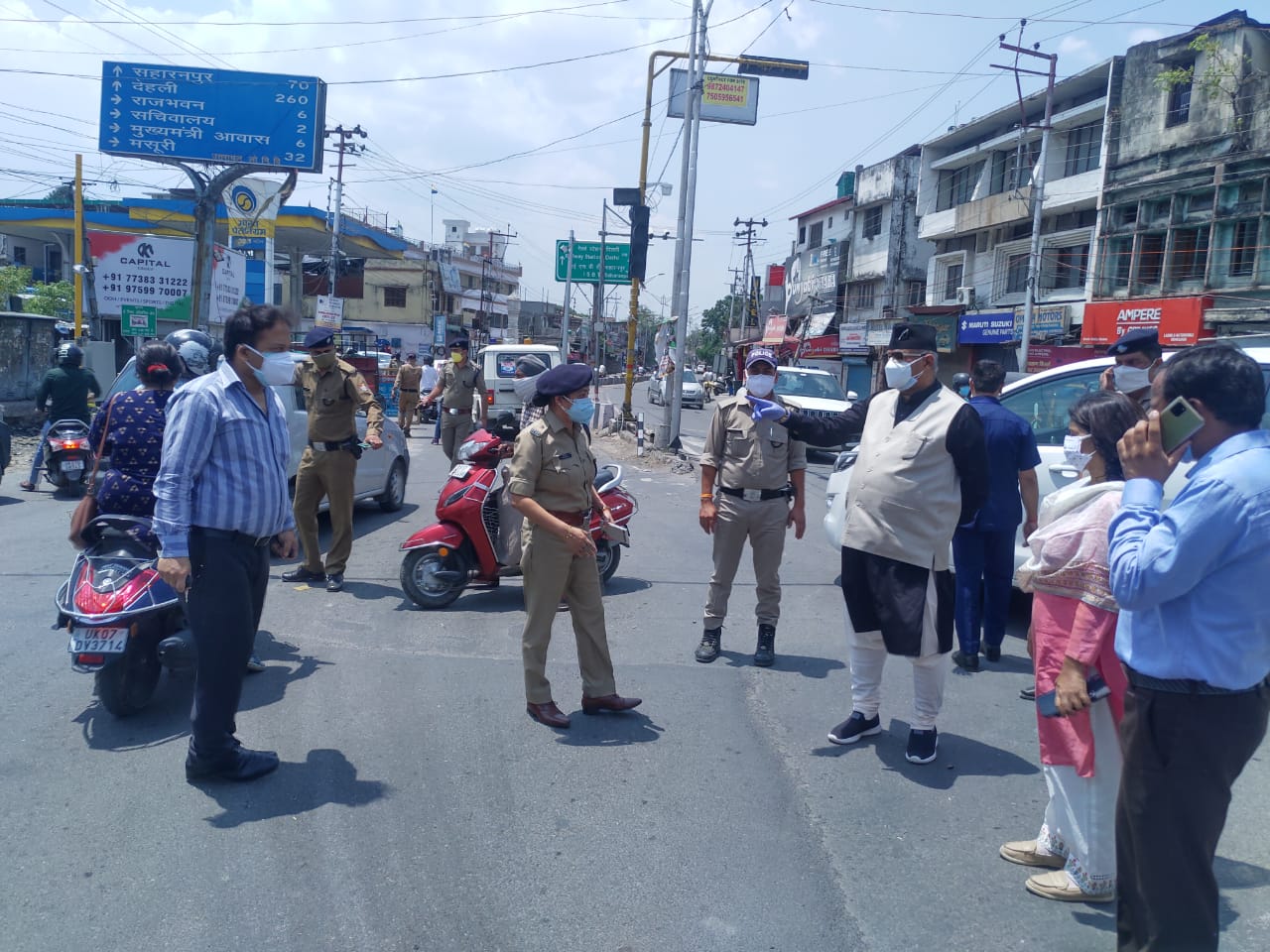 सड़को पर लोगों को जागरुक करते नजर आएं गणेश जोशी