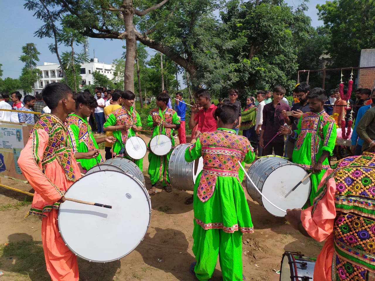 भाजपा कार्यकर्ता जश्न में डूबे