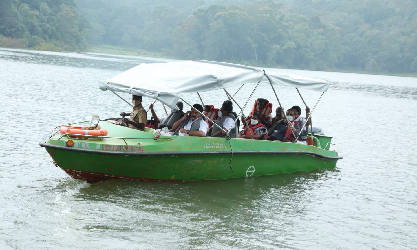 முல்லைப் பெரியாறு அணையில் கேரள அமைச்சர்