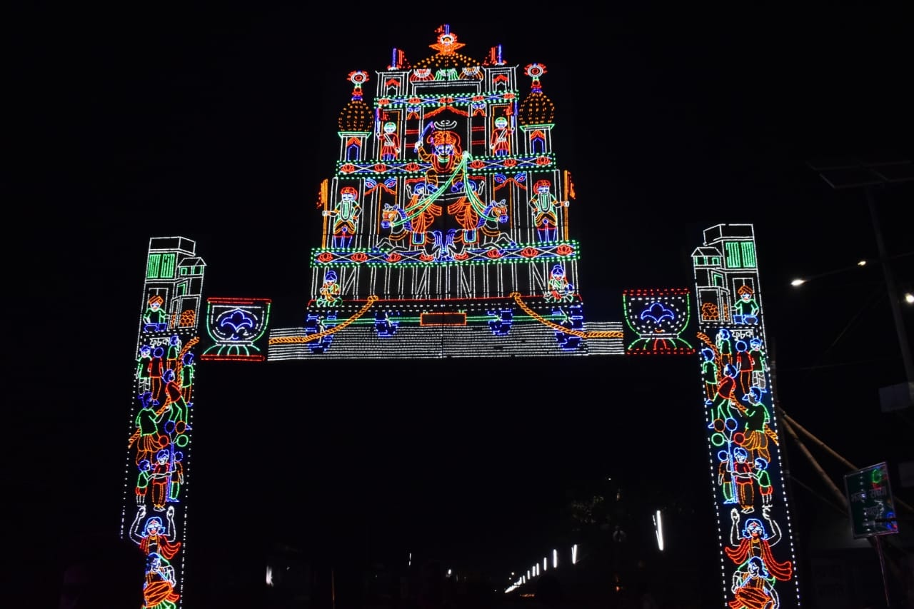 अयोध्या में आज भव्य दीपोत्सव कार्यक्रम का आयोजन किया गया है. मर्यादा पुरुषोत्तम भगवान श्रीराम की पावन जन्मस्थली अयोध्या के पवित्र सरयू तट के किनारे स्थित राम की पैड़ी परिसर, आज एक भव्य आयोजन का गवाह बनी.