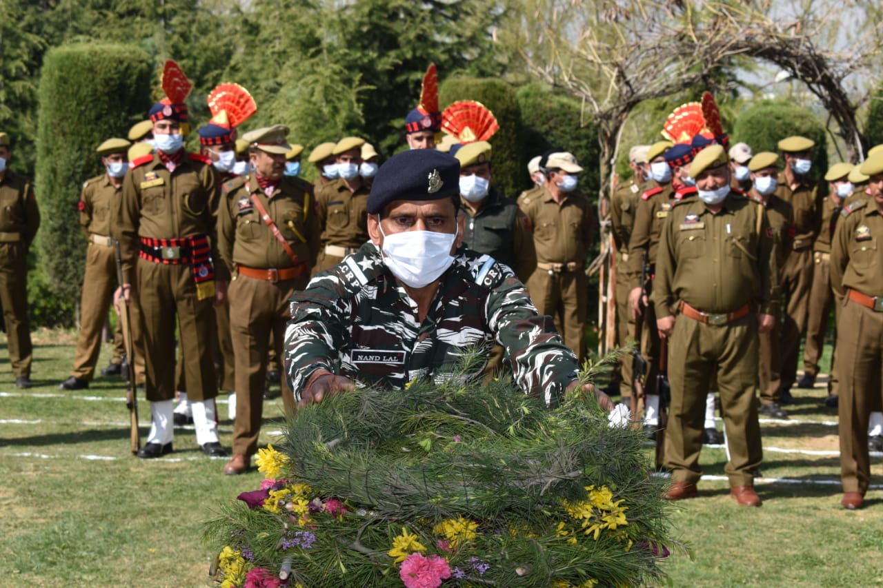 इशफाक अहमद को जिला पुलिस लाइन में अंतिम श्रद्धांजलि दी गई