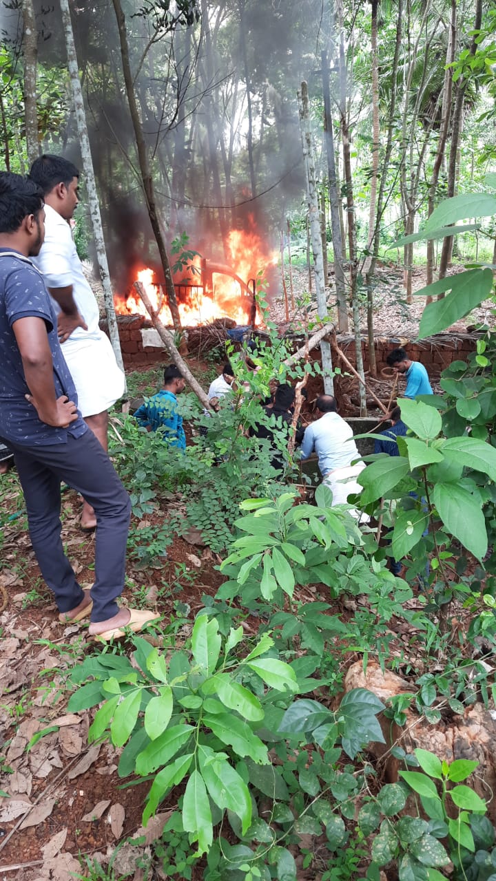 மனைவி, குழந்தையை ஆட்டோவில் தீ வைத்து எரித்து, கணவன் தற்கொலை - கேரளாவில் அதிர்ச்சி சம்பவம்!