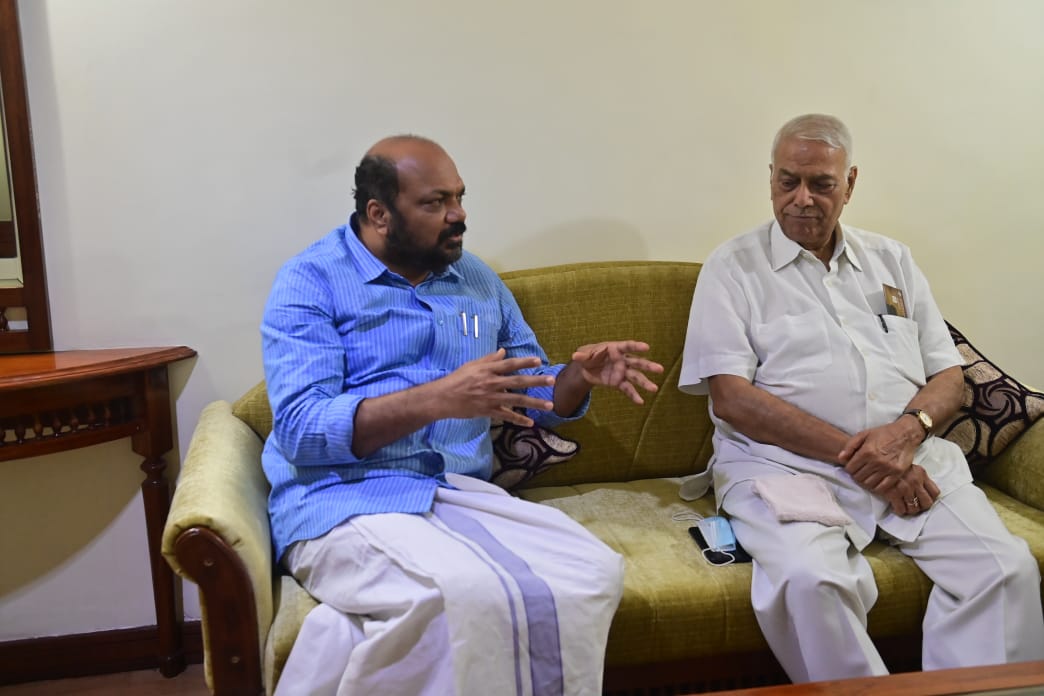 केरल में एलडीएफ और यूडीएफ के विधायकों से मिलते यशवंत सिन्हा