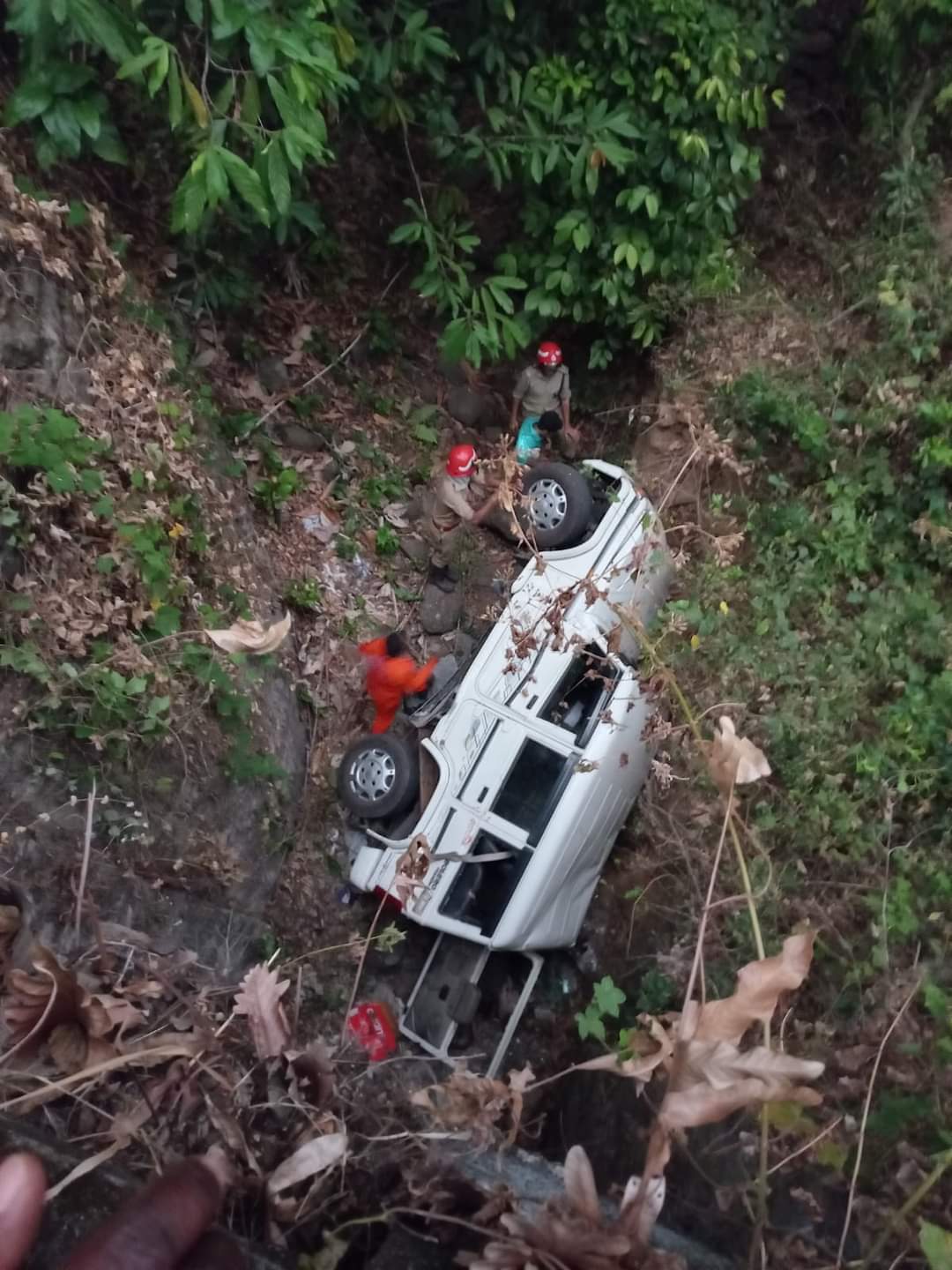 Idukki Thodupuzha  Passenger dies in Car accident  Car accident while giving space to Bus  Idukki  Car overturned and felt into pit  ബസില്‍ ഇടിക്കാതിരിക്കാന്‍ വാഹനം ഒതുക്കി  ജീപ്പ് തോട്ടിലേക്ക് മറിഞ്ഞുണ്ടായ അപകടത്തില്‍  അപകടത്തില്‍ ഒരാള്‍ മരിച്ചു  ഇടുക്കി തൊടുപുഴയില്‍  ഇടുക്കി  തൊടുപുഴ  അപകടത്തില്‍  വാഹനാപകടം