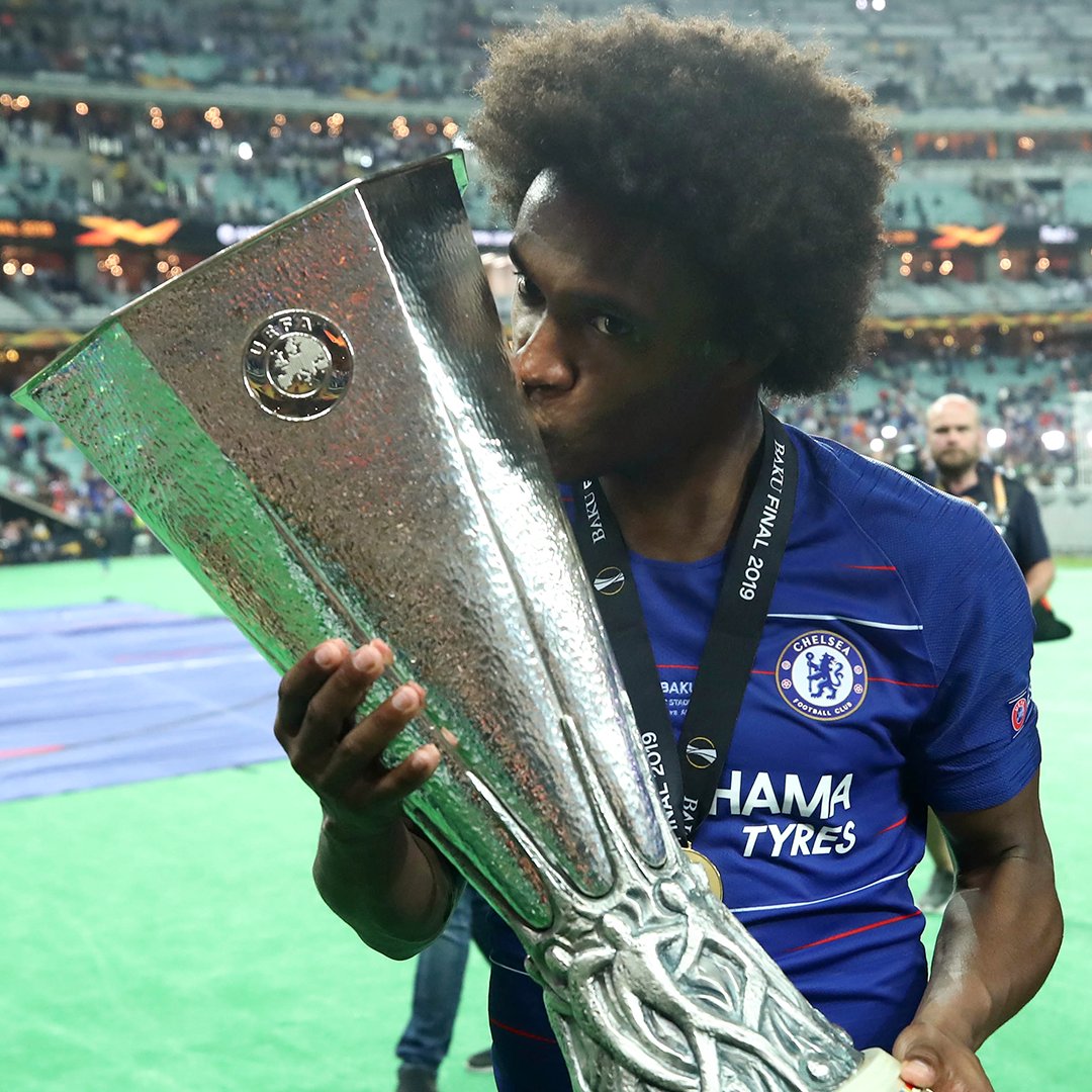 Willian kisses the Europa Cup